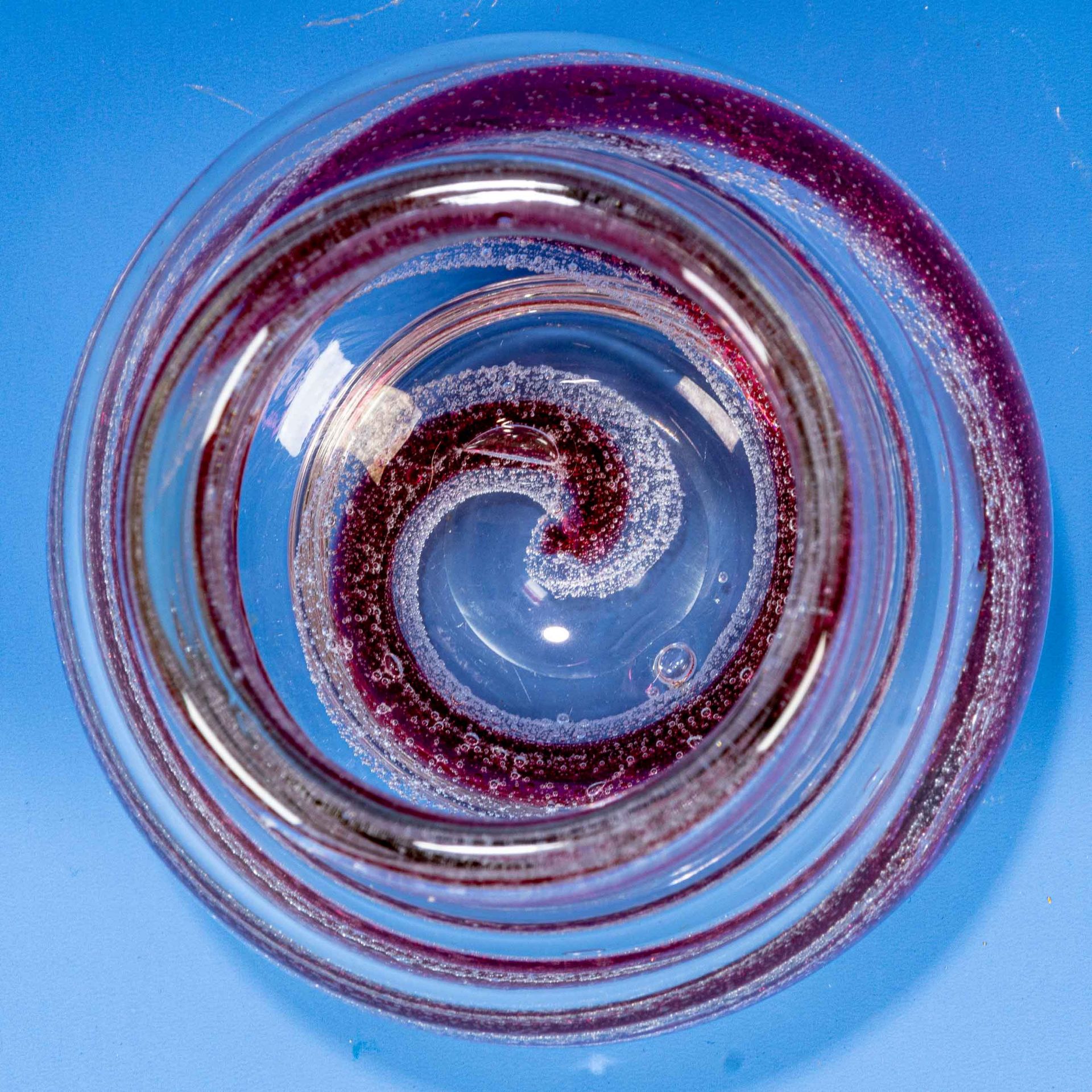 Birnenförmige Glasvase, dickwandiges, farbloses Glas mit rot-violettem eingeschmolzenem Banddekor; - Image 4 of 5