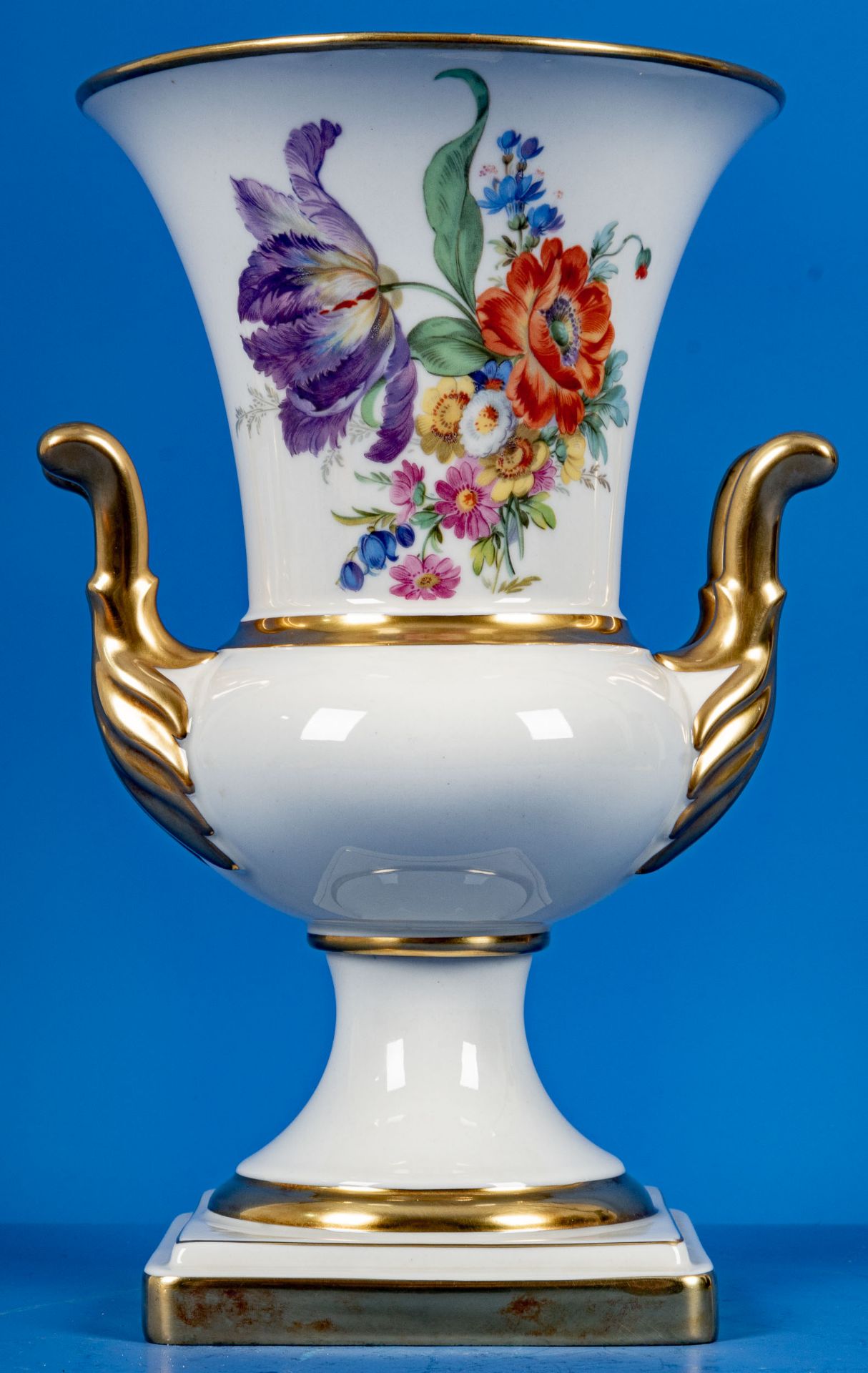 Urnenhenkelvase, Lindner Kueps; Weißporzellan mit polychromer Blütenstaffage und reichem Golddekor; - Image 2 of 9