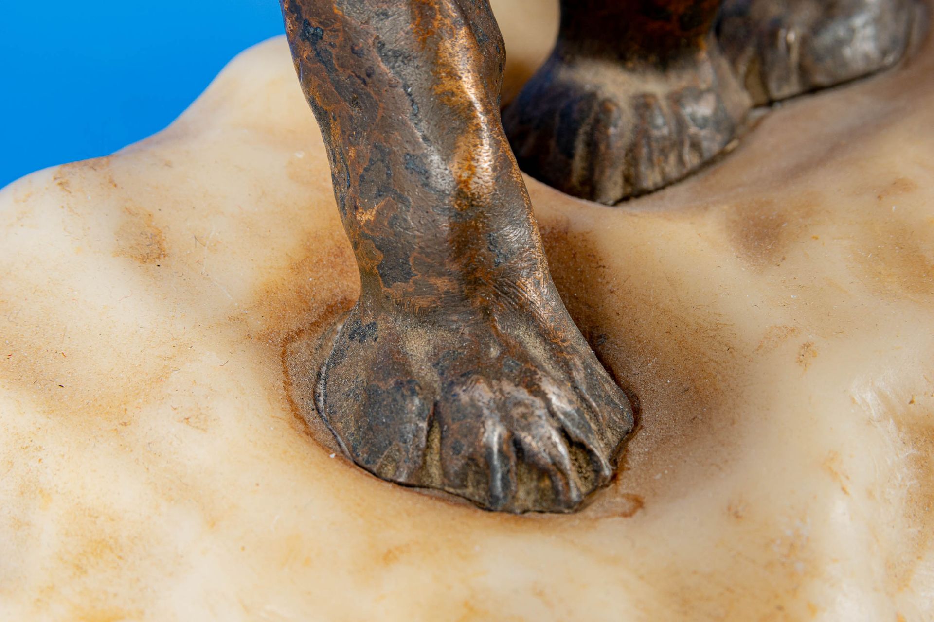"Schreitender Eisbär" auf naturalistisch gestaltetem Steinsockel, bräunlich bronzierter Metallguss  - Bild 10 aus 12