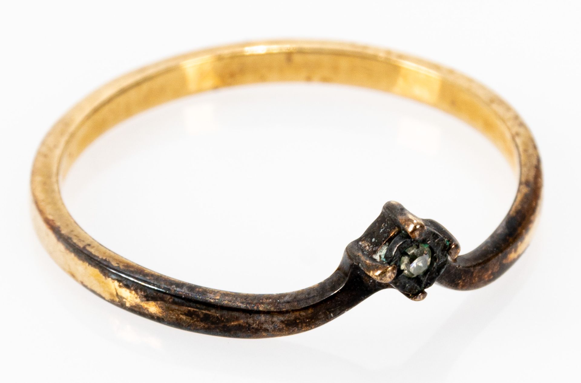 Zarter 375er Gelbgold Ring in nicht alltäglicher Formgebung, mit kleinen Diamanten besetzt; Ringinn - Image 2 of 5