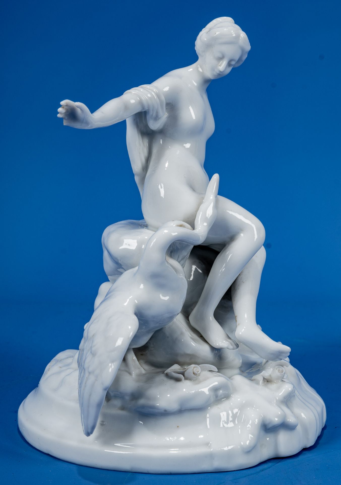 "Leda mit dem Schwan", weißglasierte Porzellanfigur, wohl Thüringen 20. Jhdt., der kleine Finger de - Bild 4 aus 11