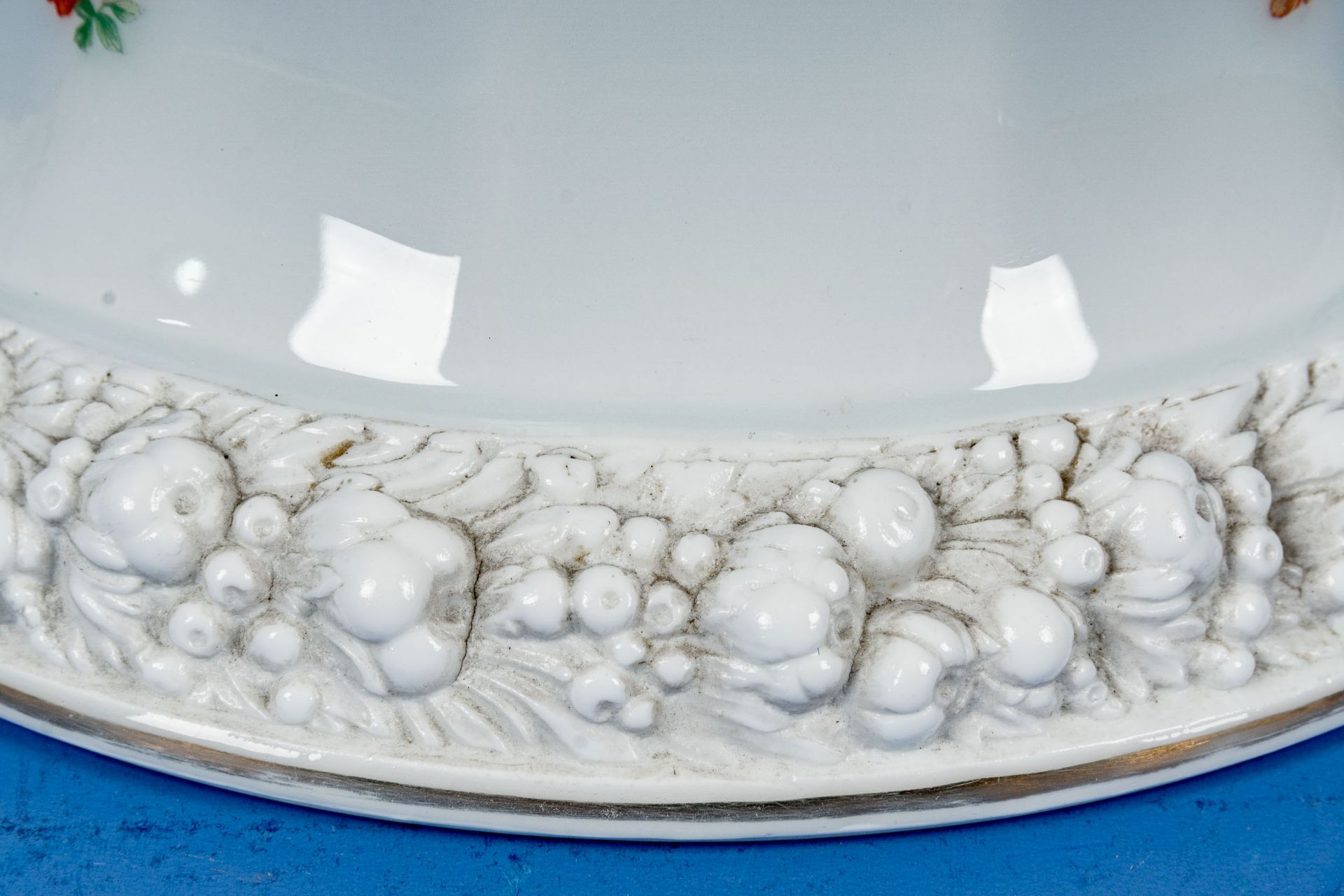 Große Rosenthal-Tischvase, trichterförmiges Weißporzellan mit polychromem Blütendekor, plastischer  - Bild 4 aus 7