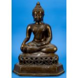 Sitzender Buddha, bräunlich patinierte Bronze, unbekanntes Alter, Ostasien, Höhe ca. 42 cm.