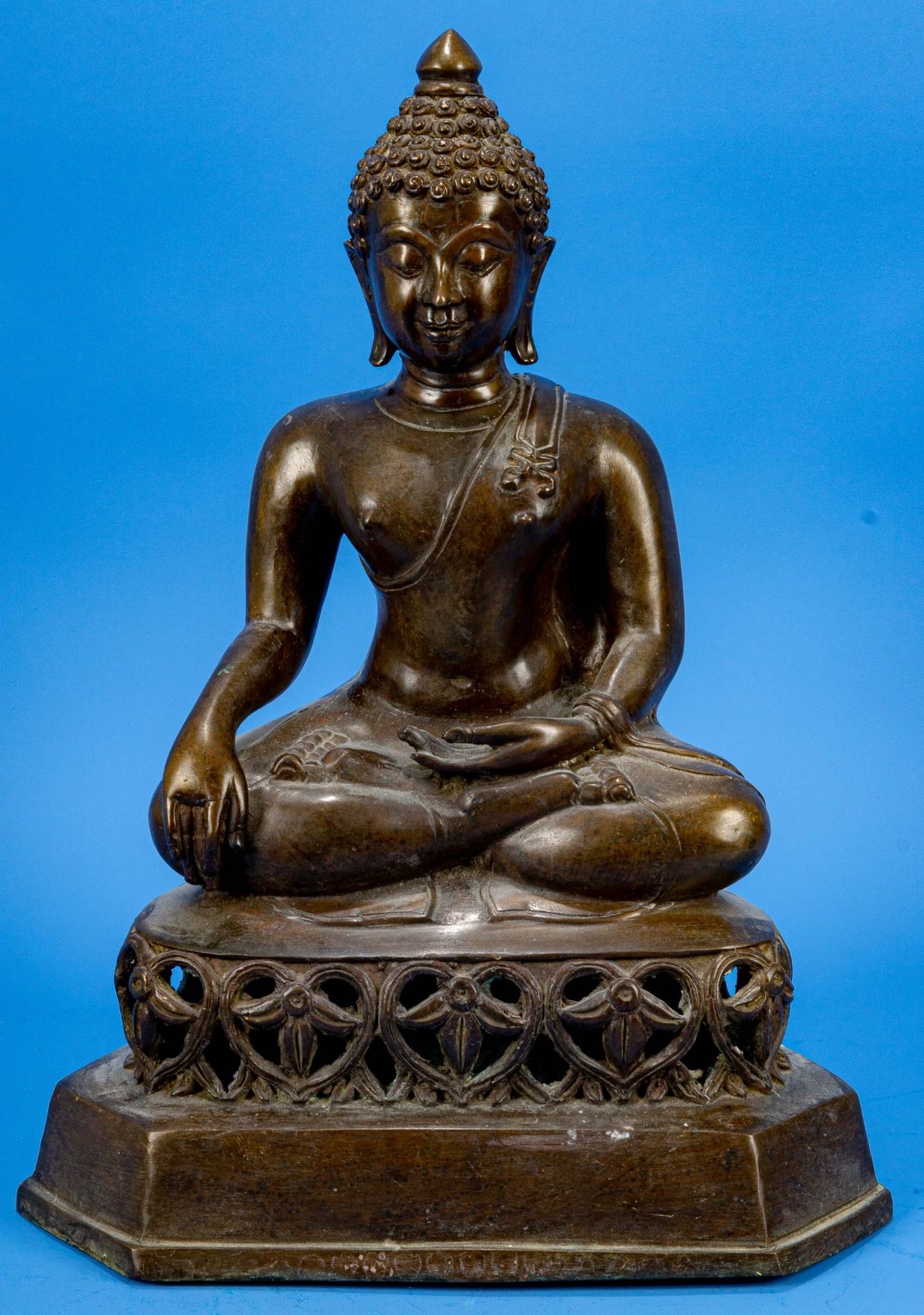 Sitzender Buddha, bräunlich patinierte Bronze, unbekanntes Alter, Ostasien, Höhe ca. 42 cm.