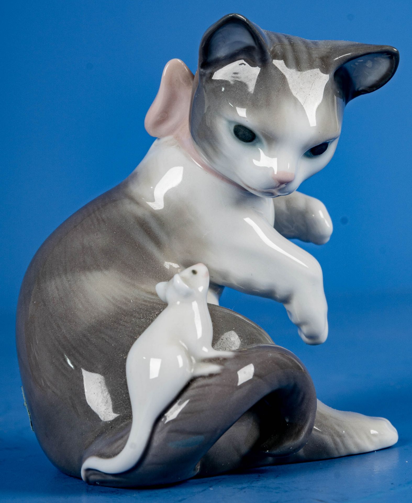 2 Katzenfiguren: 1 x Lladro "Katz & Maus" (Höhe ca. 8 cm) und "ihren Schwanz kämmende Katze" der Ma - Bild 5 aus 9