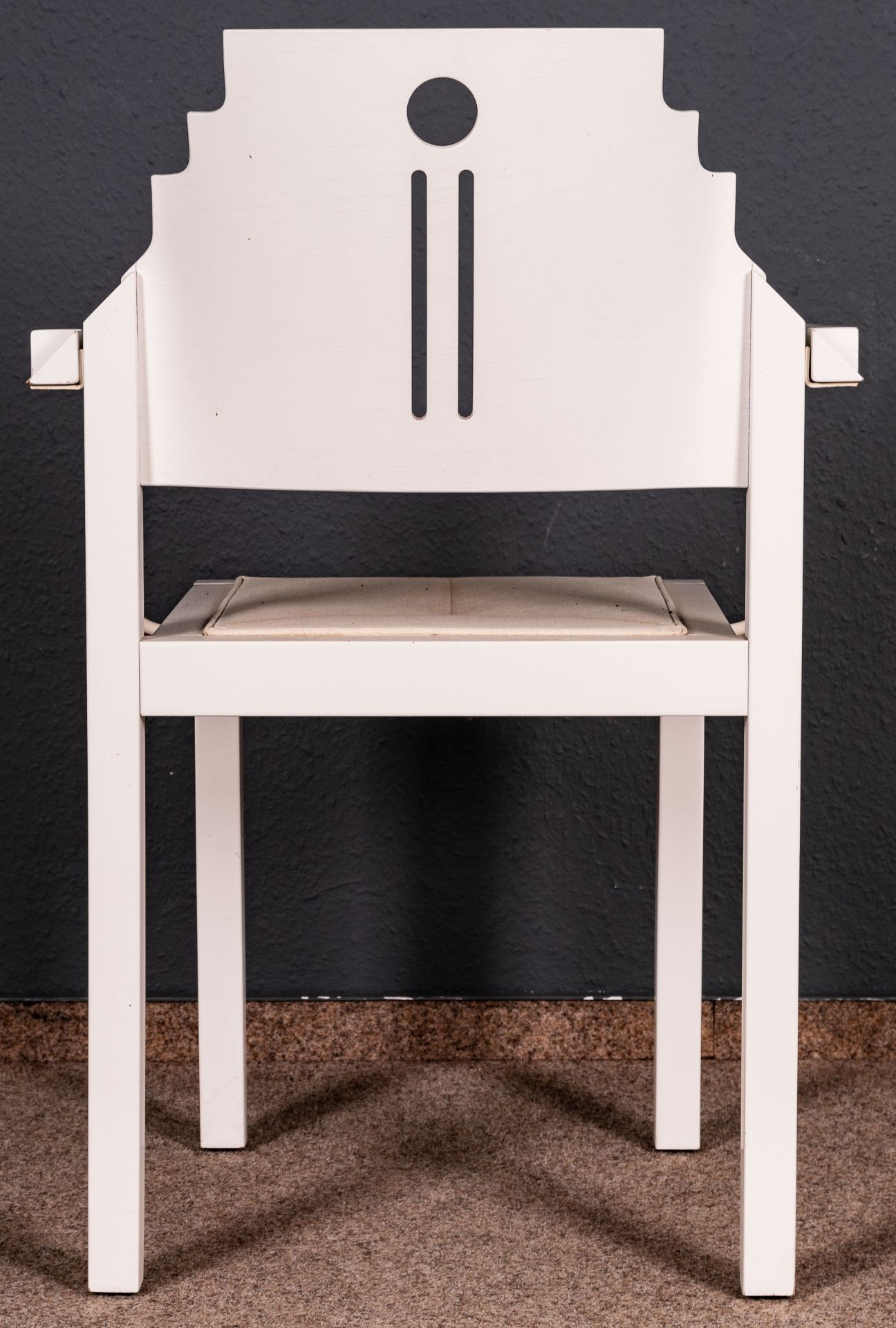 Folge von 8 Armlehnstühlen, weiß lackierte Holzgestelle in nicht alltäglicher Formgebung. Ende 20. - Image 7 of 8