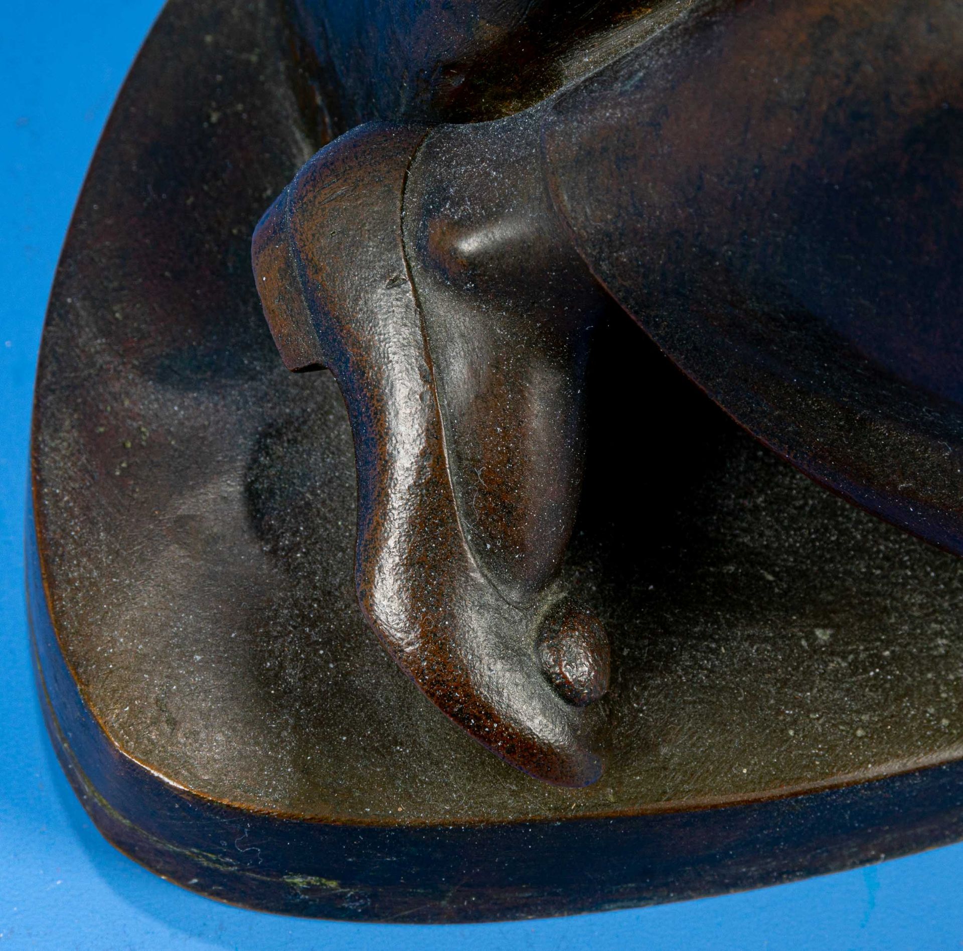 "Pierrot mit Maske" bzw. "Bajazzo mit Maske", bräunlich patinierte Bronze, Figur auf spitz-ovalem S - Bild 12 aus 15