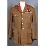 Uniformjacke eines britischen Offiziers, khaki-farbig mit diversen Schulterstückabzeichen, Kragensp