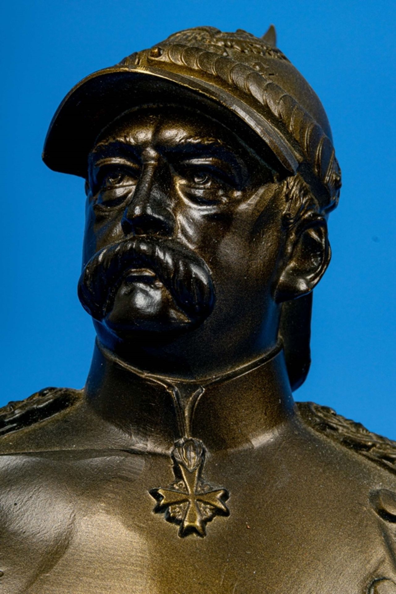 Büste des Otto von Bismarck, bronzierter Metallguss auf quadratischem Natursteinsockel. Gesamthöhe - Image 3 of 6