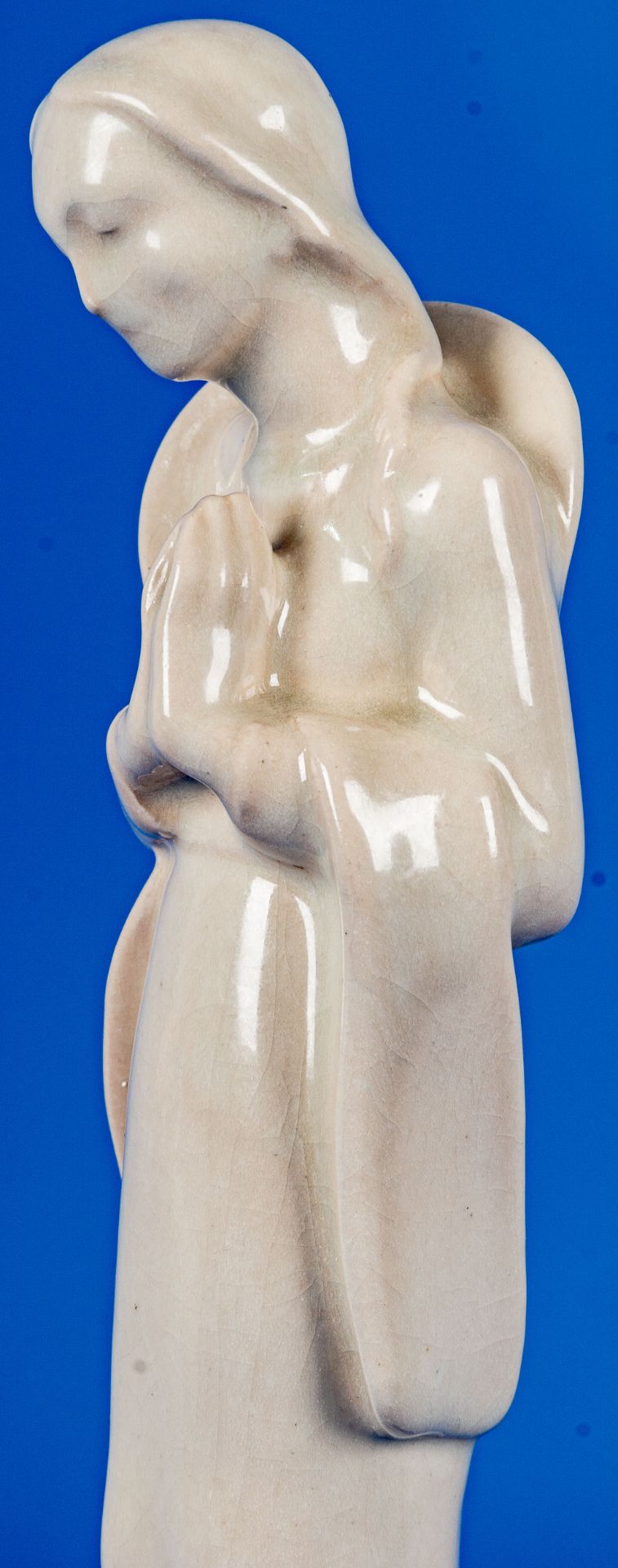 Stehende Maria, die Hände zum Gebet gefaltet, heller Scherben mit Krakelee-Glasur, ungedeutete Bode - Image 10 of 12
