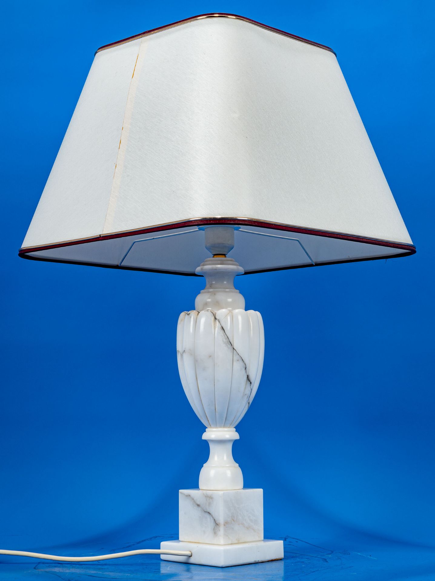 Stilvolle Tischlampe, weißer Marmorsäulenfuß auf mehrfach getrepptem quadratischem Sockel, sehr sch - Image 6 of 9