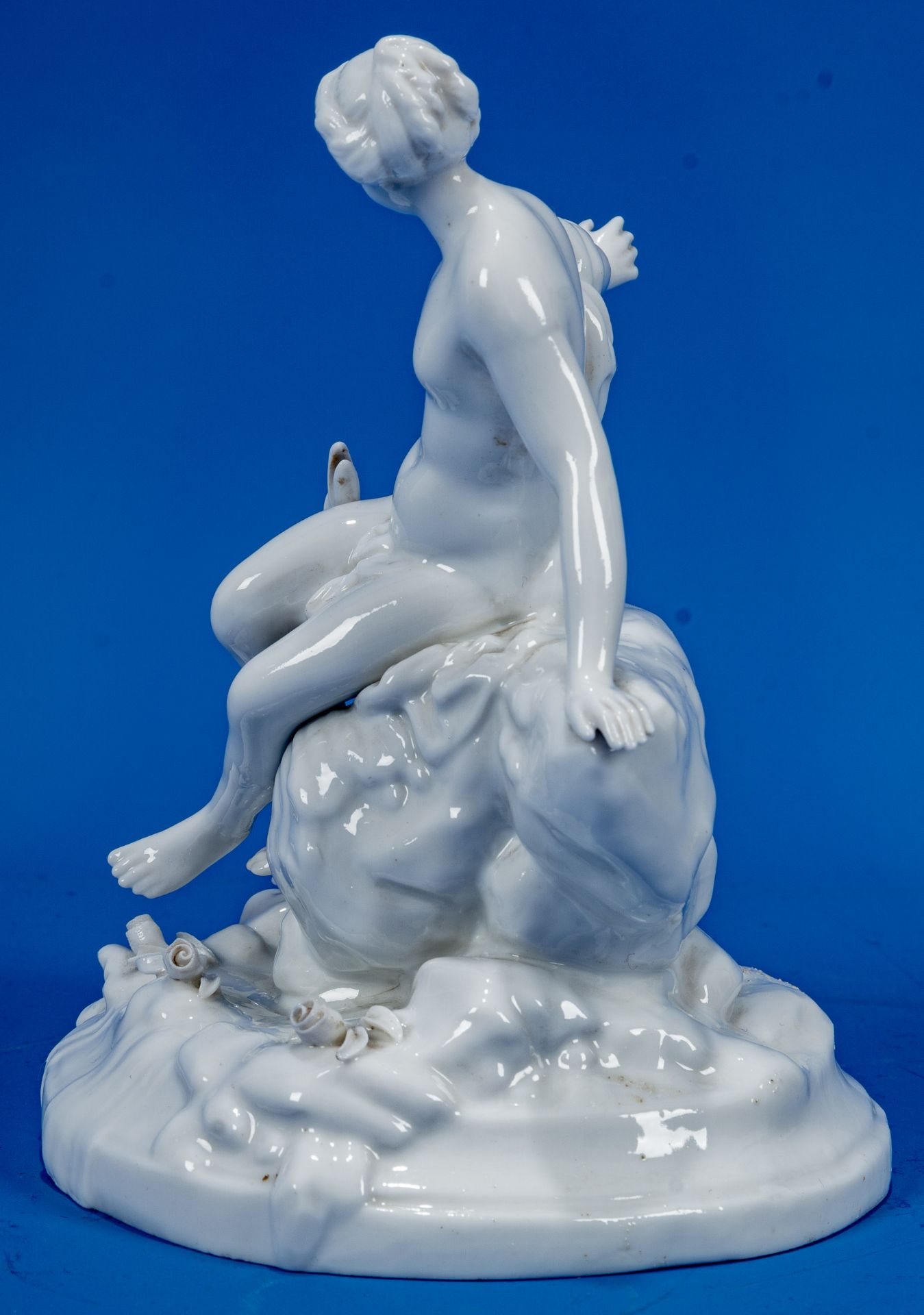 "Leda mit dem Schwan", weißglasierte Porzellanfigur, wohl Thüringen 20. Jhdt., der kleine Finger de - Image 6 of 11