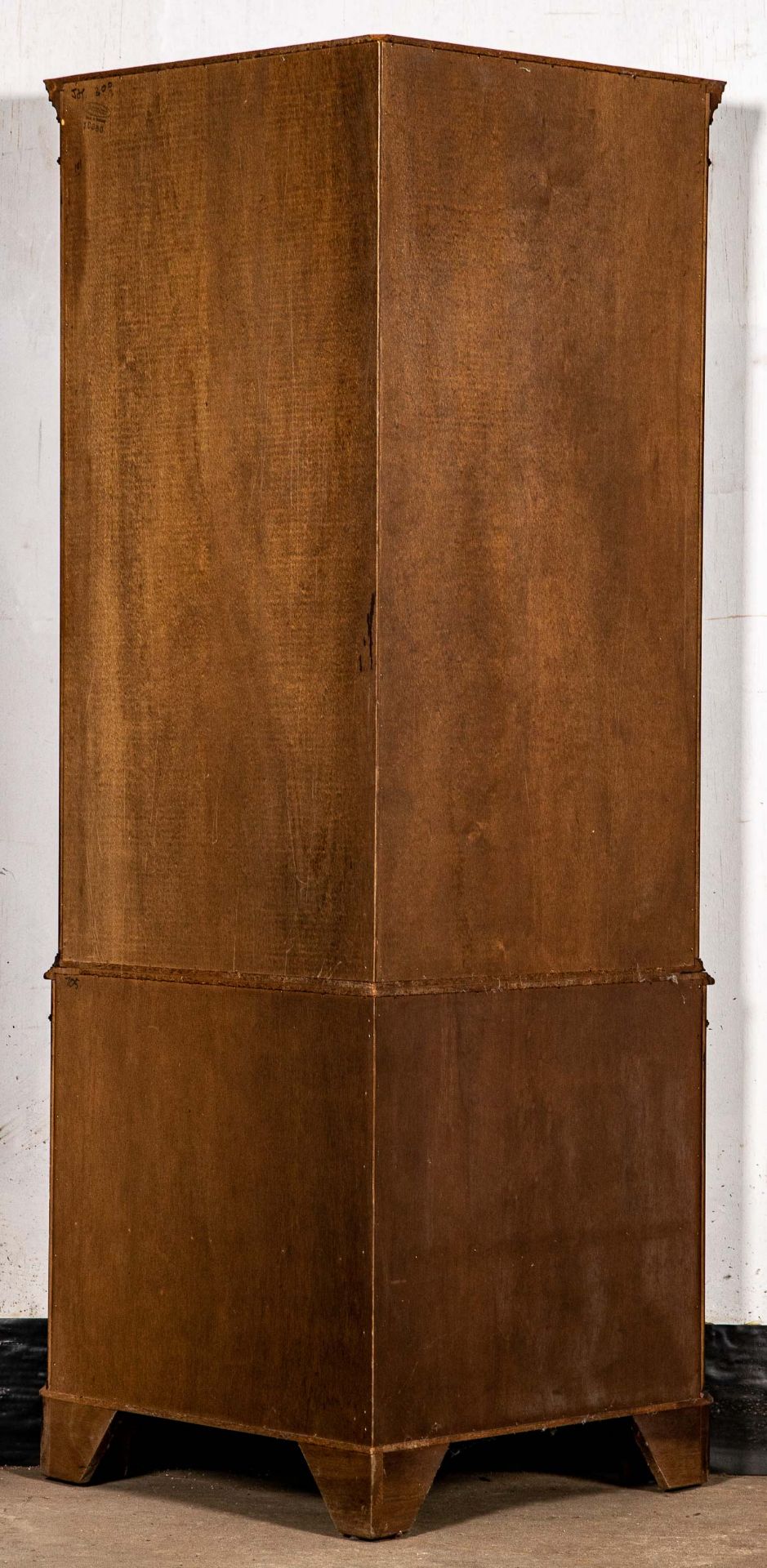 Ältere, stilvolle Eckvitrine. Englischer Stil, konkav gebogene Front,die beiden oberen verglasten T - Image 7 of 7