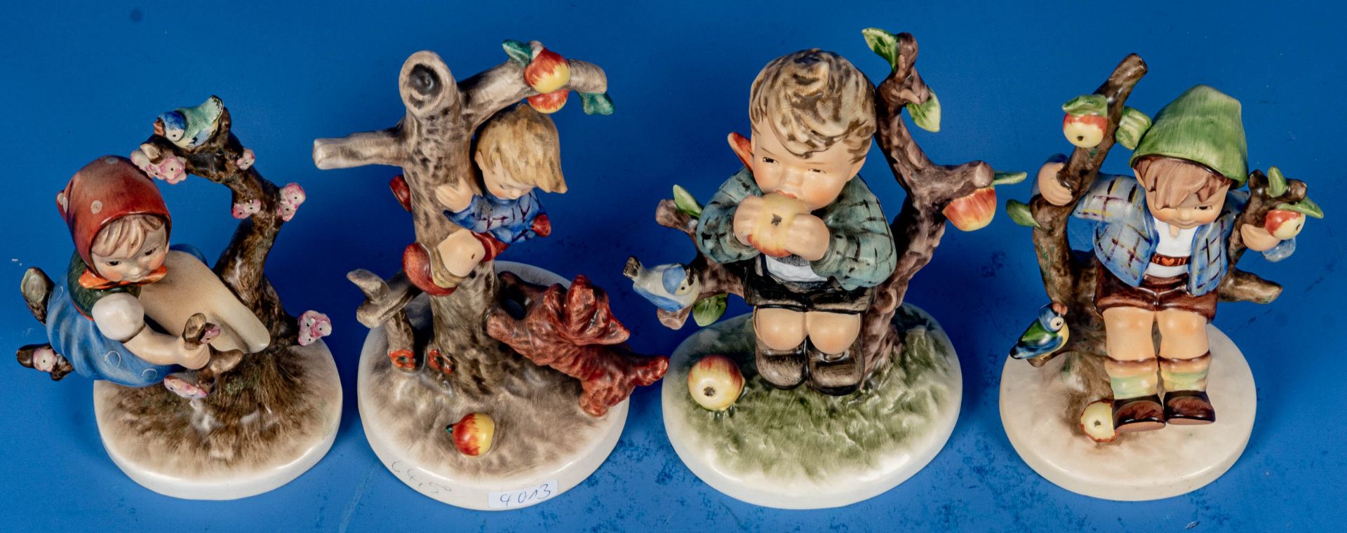 Folge von 4 Baum-Kindern, Göbel-Figuren, versch. Alter, Größen, Darstellungen & Erhalt. Höhen von c - Image 3 of 5