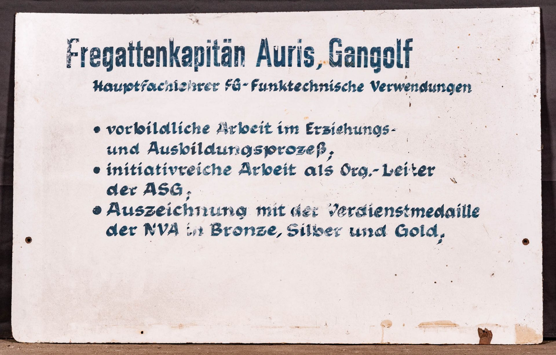 Großes plakatives Schild, die Mark der DDR betreffend, ca. 63 x 98 cm.