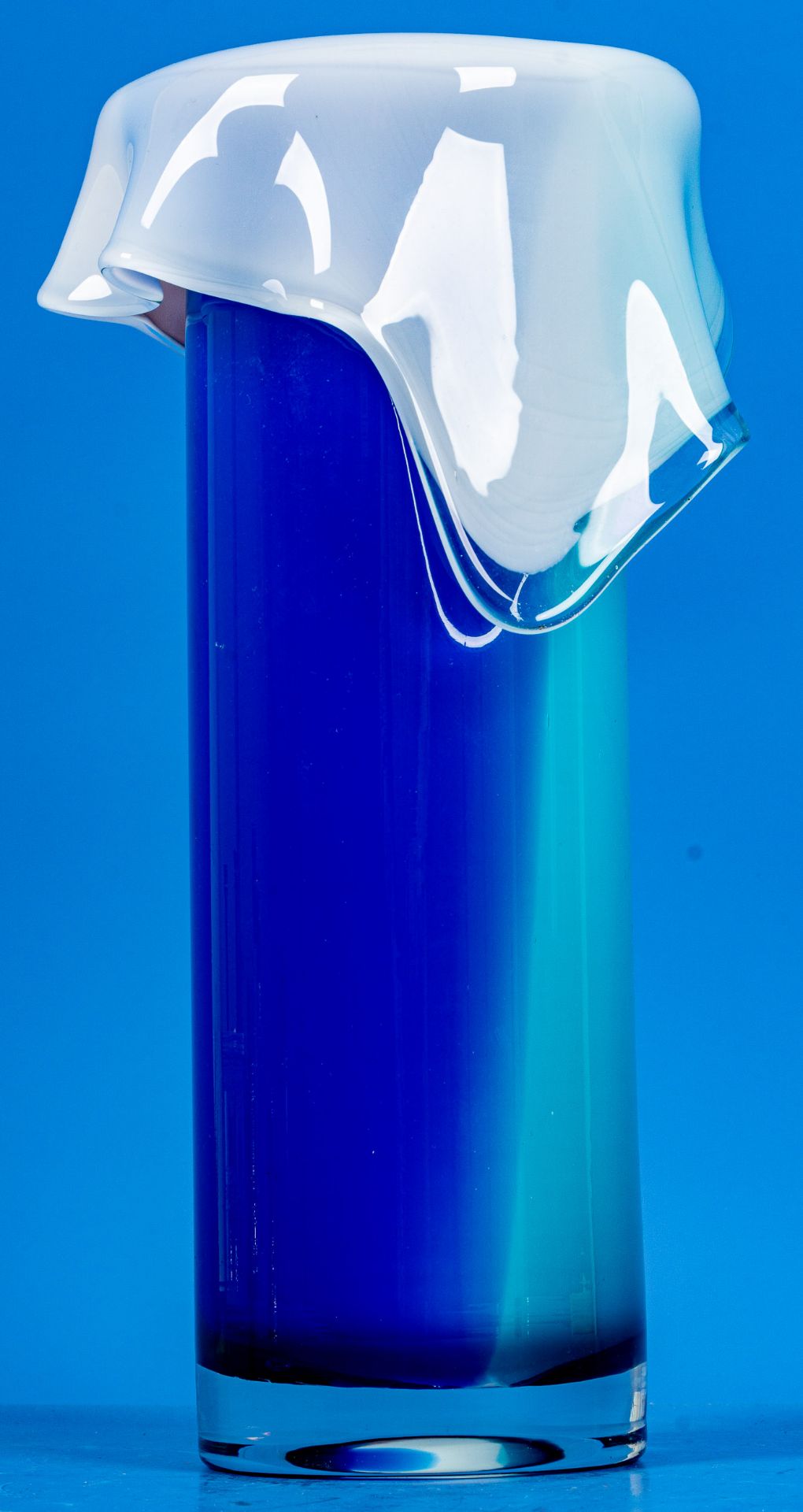 Zylindrische "Taschentuch"-Vase, polychrom durchwirktes, farbloses Klarglas, bodenseitig unidentifi - Image 2 of 7