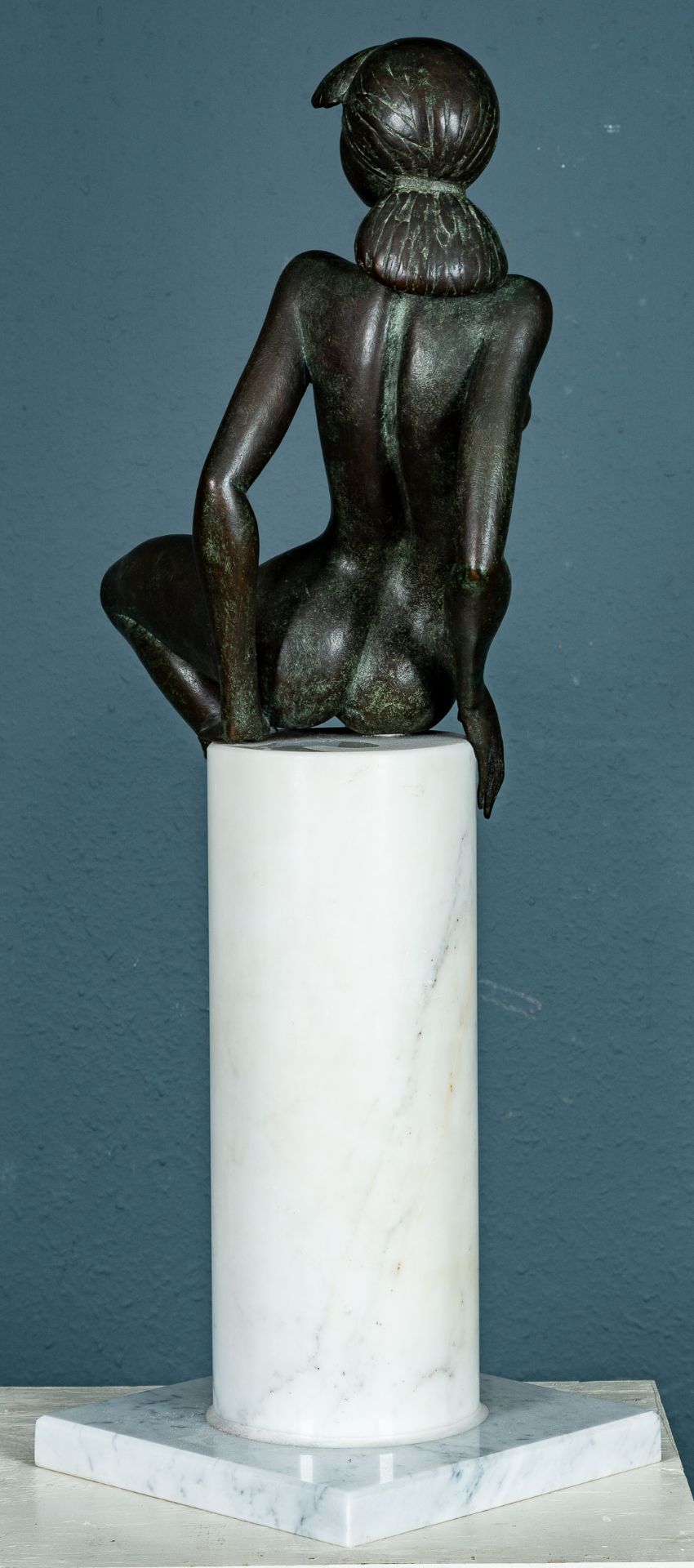 "Nude Lady on a column" - Erotische Bronze des Sergio Capellini. Grün-gräulich patinierter sitzende - Image 5 of 16