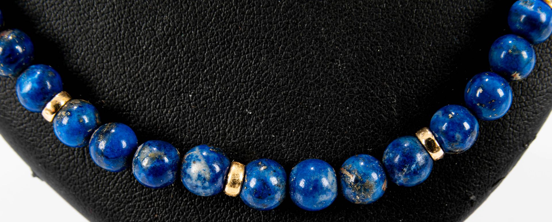 Lapislazuli Halskette, runde Perlen mit 6 goldenen Zwischenringen und 14 kt Goldverschluss. Länge c - Image 2 of 3
