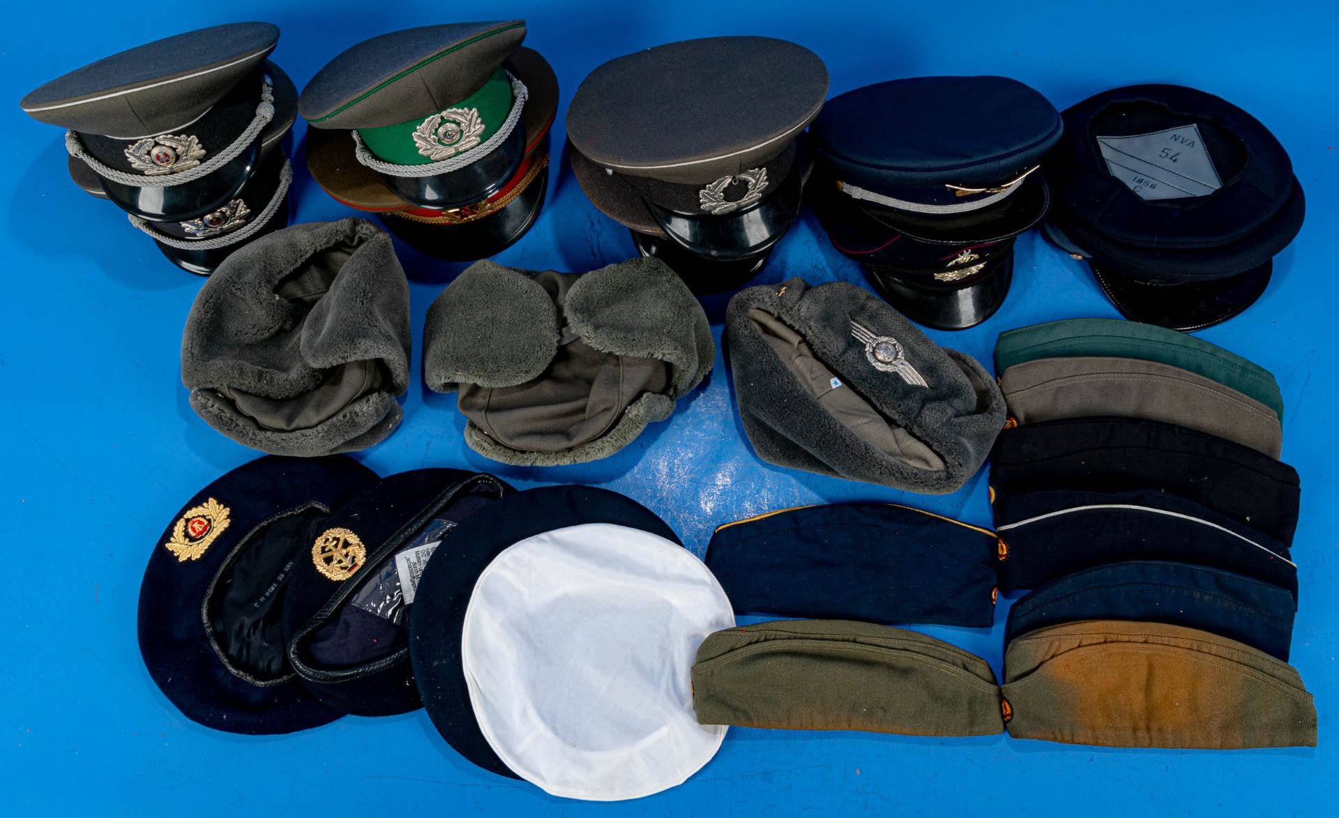 25teiliges Konvolut verschiedenster Kopfbedeckungen, überwiegend militärischer Herkunft, die Zeit n - Image 3 of 9
