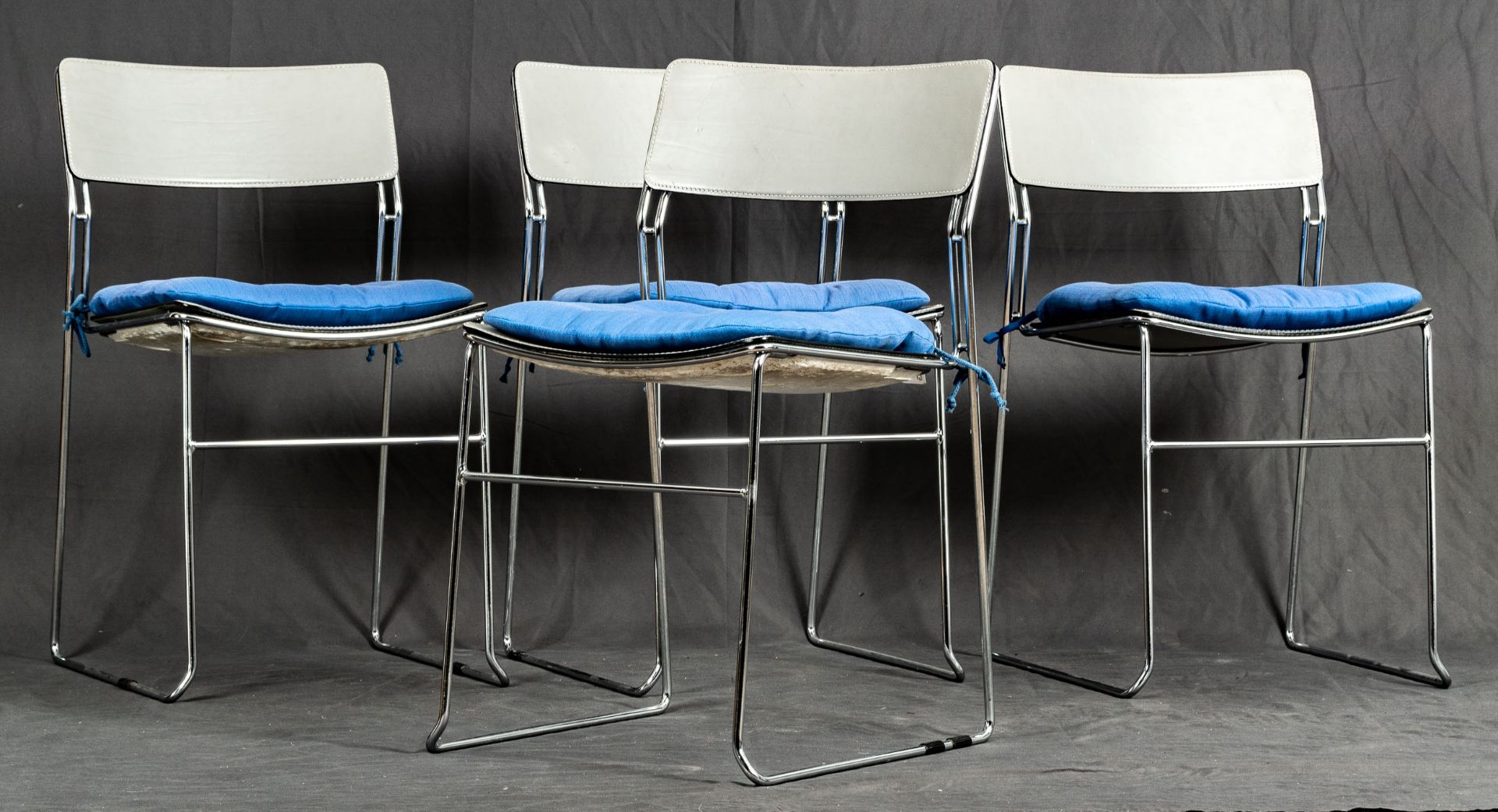4 Stühle, verchromtes Rundstahlgestell mit abschraubbaren grauen Ledersitzflächen. Die Sitzflächen - Image 2 of 7