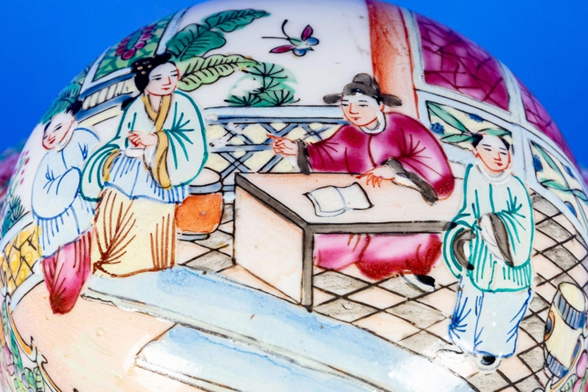 Großer Ingwer Jar, China 20. Jhdt., weißes Porzellan mit aufwändiger Kanton-Emaille-Malerei, Schrif - Bild 4 aus 12