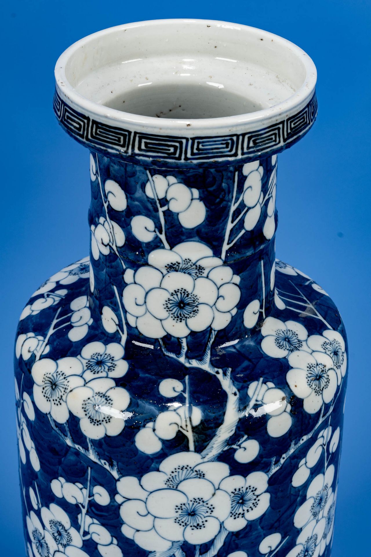 Antike Vase mit Päonien-Dekor, China Anfang 20. Jhdt., ungemarktes chinesisches Weißporzellan in Bl - Bild 9 aus 11