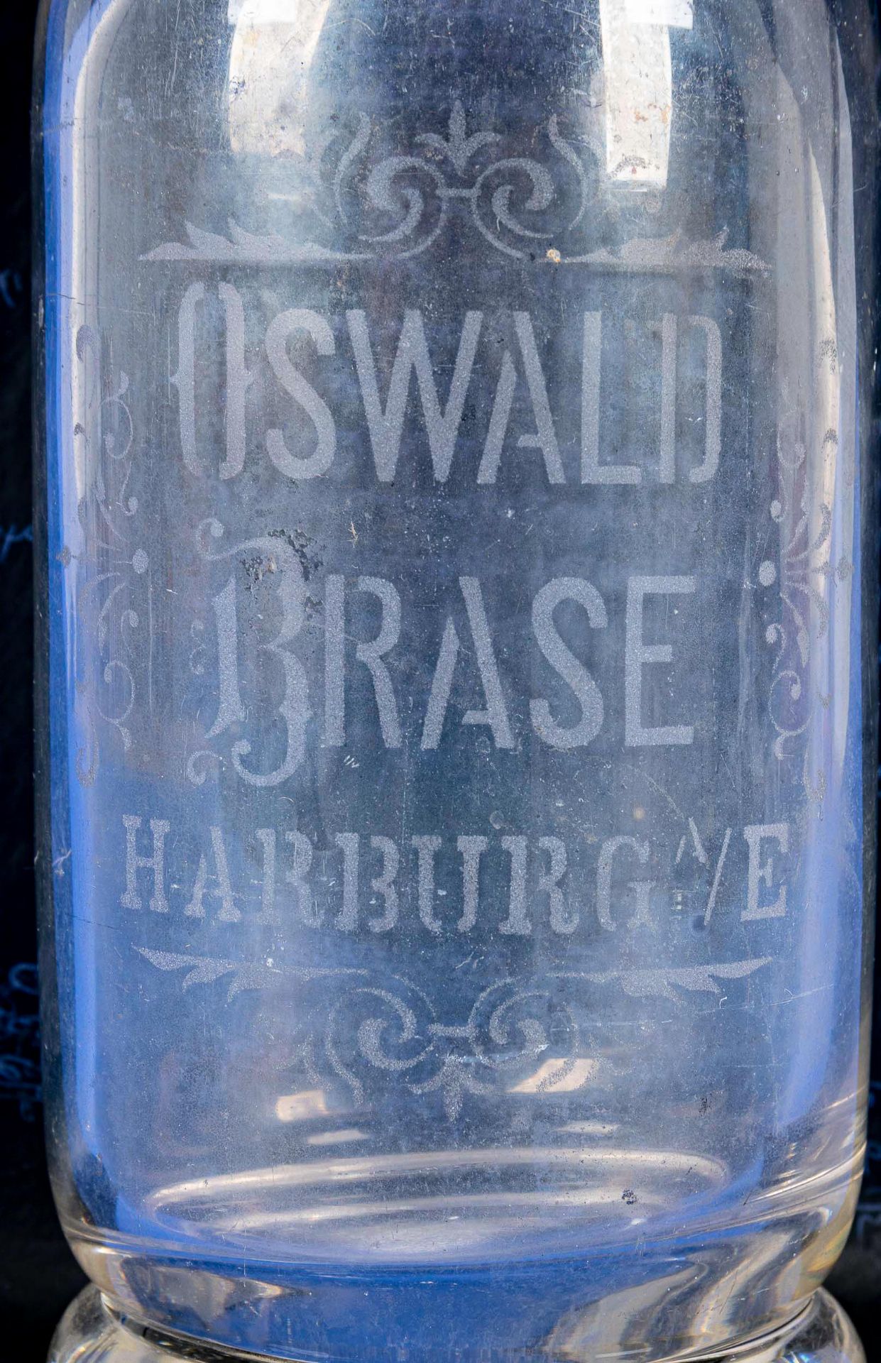 Antike Glasflasche, farbloses, dickwandiges Glas, frontal bez.: Oswald Brase Harburg a./E. Höhe ca. - Image 2 of 4