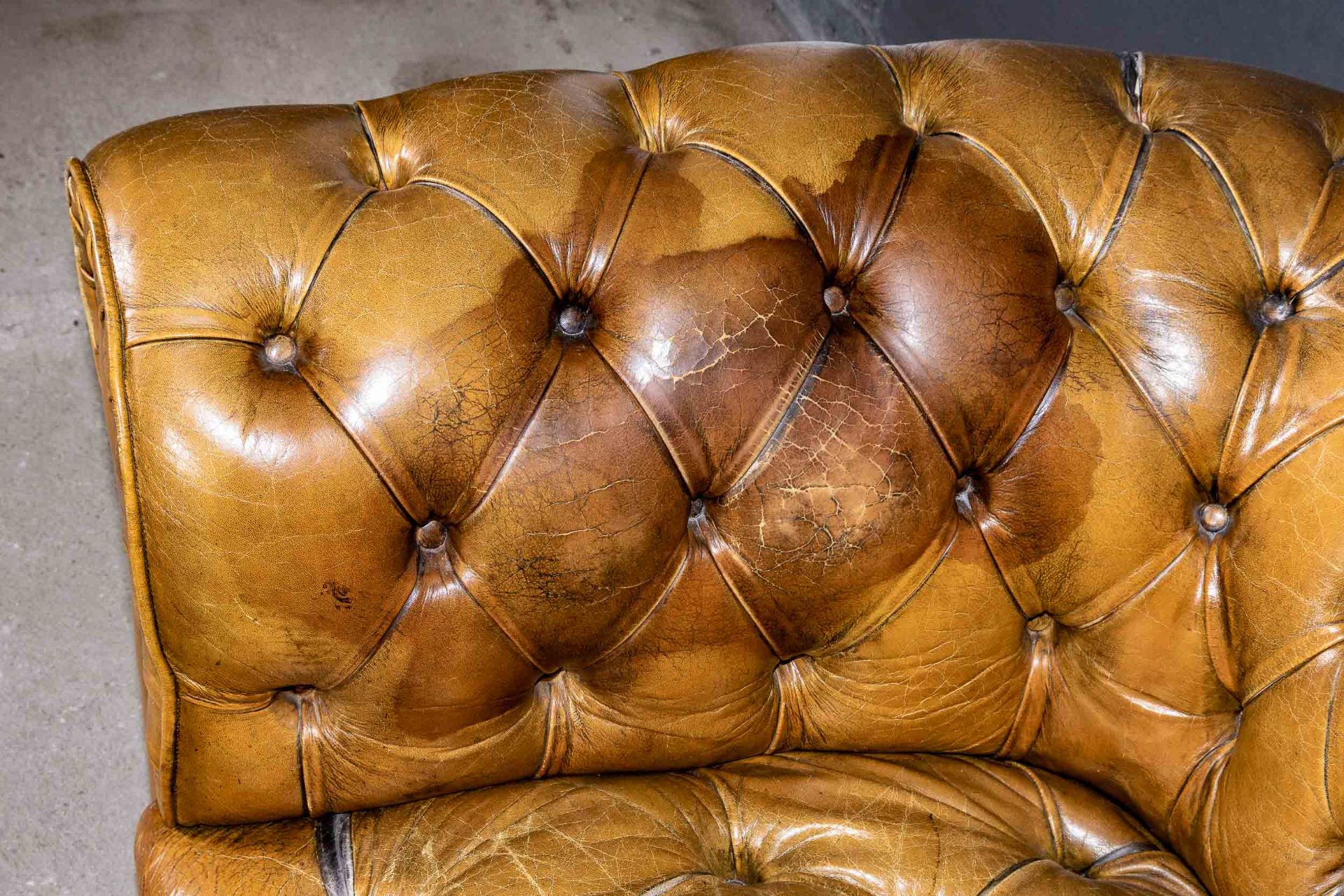 Chesterfield-Sofa, braunes Leder mit typischer Knopfheftung; guter, gebrauchter, unperfekter Erhalt - Bild 10 aus 12