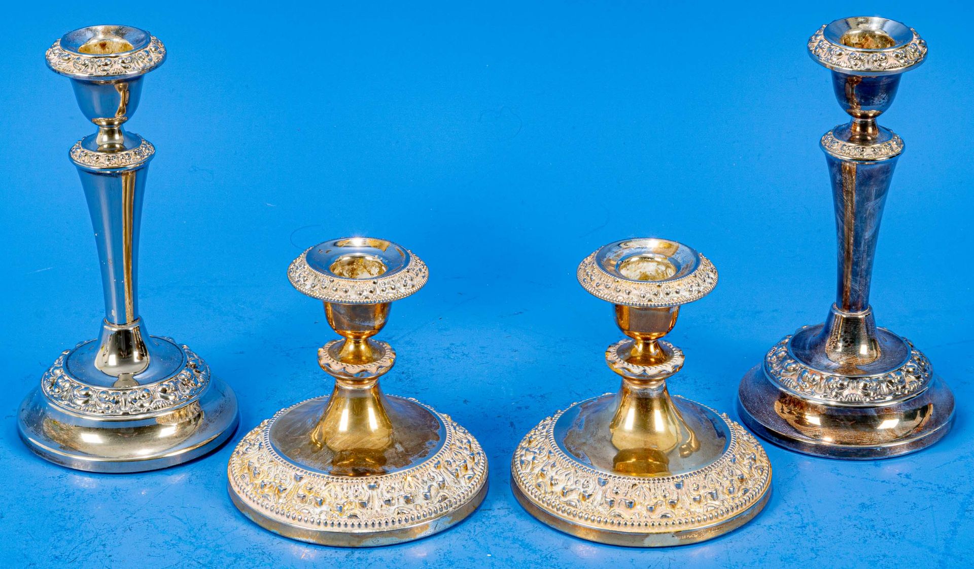 2 Paar einflammiger Tischkerzenleuchter, Silberauflage, teilweise berieben; Höhen ca. 11 und 18,5 c