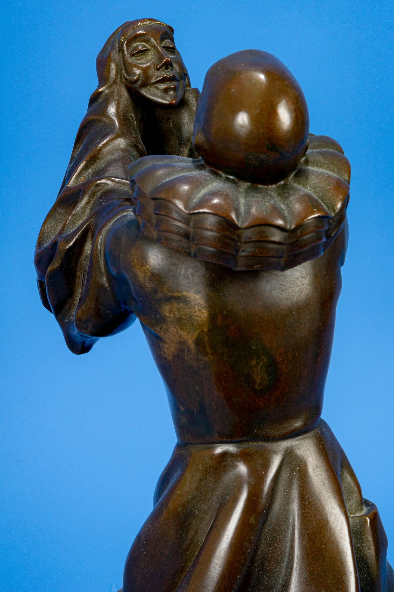 "Pierrot mit Maske" bzw. "Bajazzo mit Maske", bräunlich patinierte Bronze, Figur auf spitz-ovalem S - Bild 11 aus 15