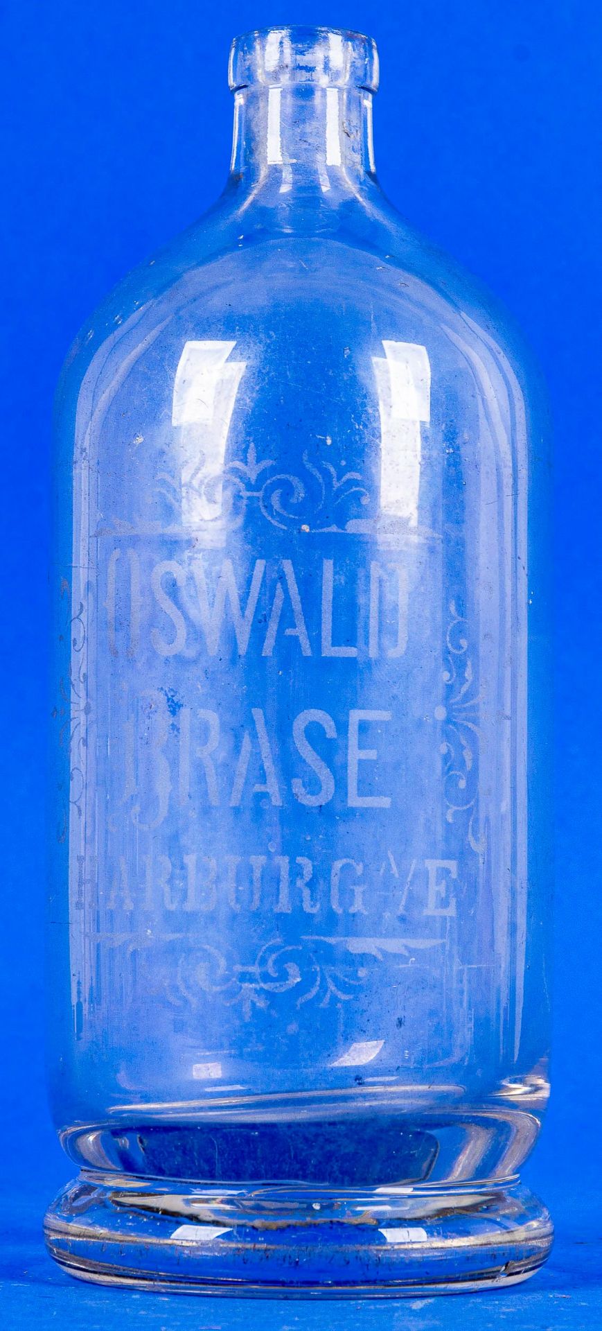 Antike Glasflasche, farbloses, dickwandiges Glas, frontal bez.: Oswald Brase Harburg a./E. Höhe ca. - Image 4 of 4