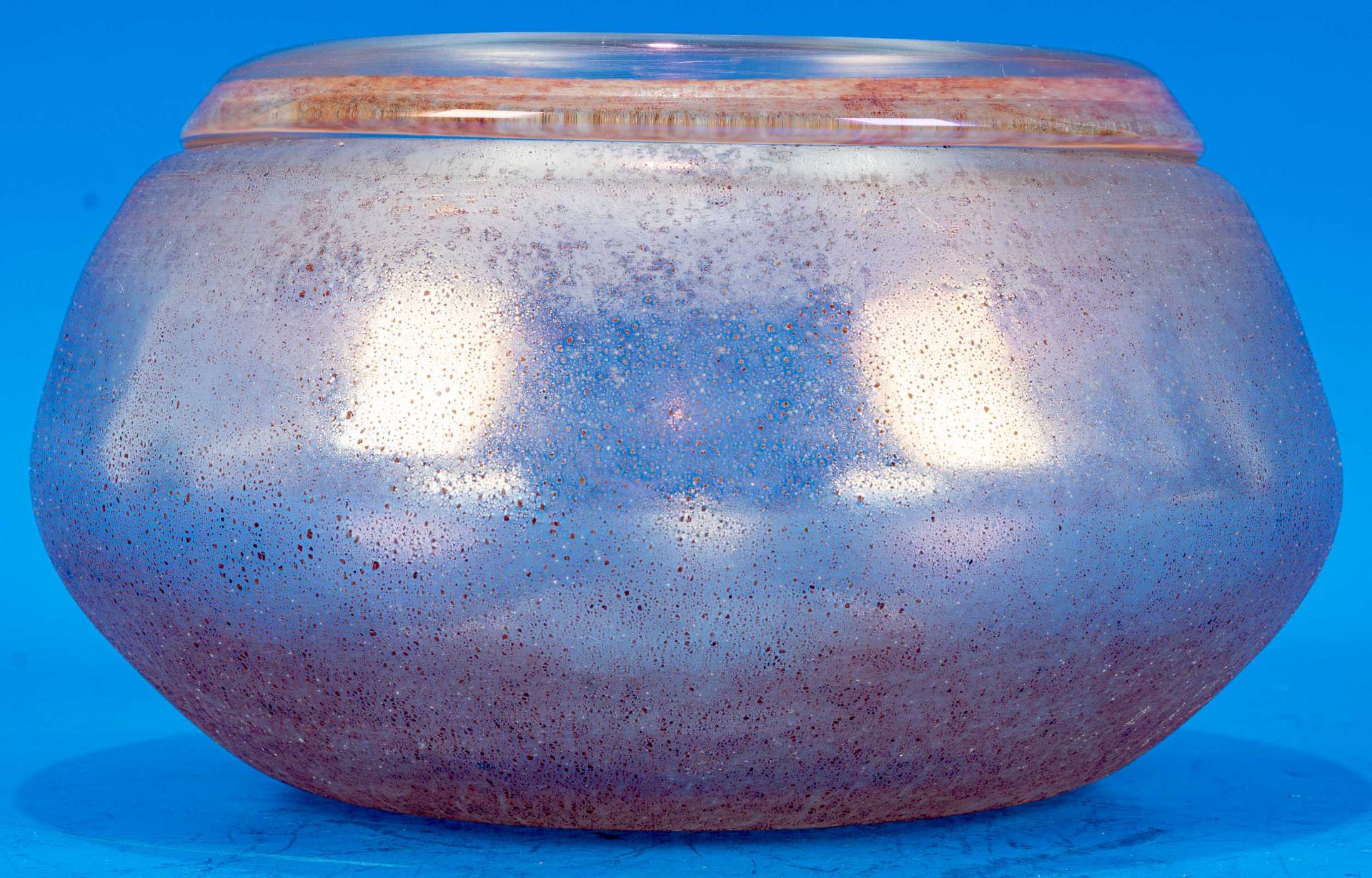 Pflanztopf bzw. Schwimmkerzenvase, "gedrückte" Form, dickwandiges lustrierendes Klarglas, Außenwand