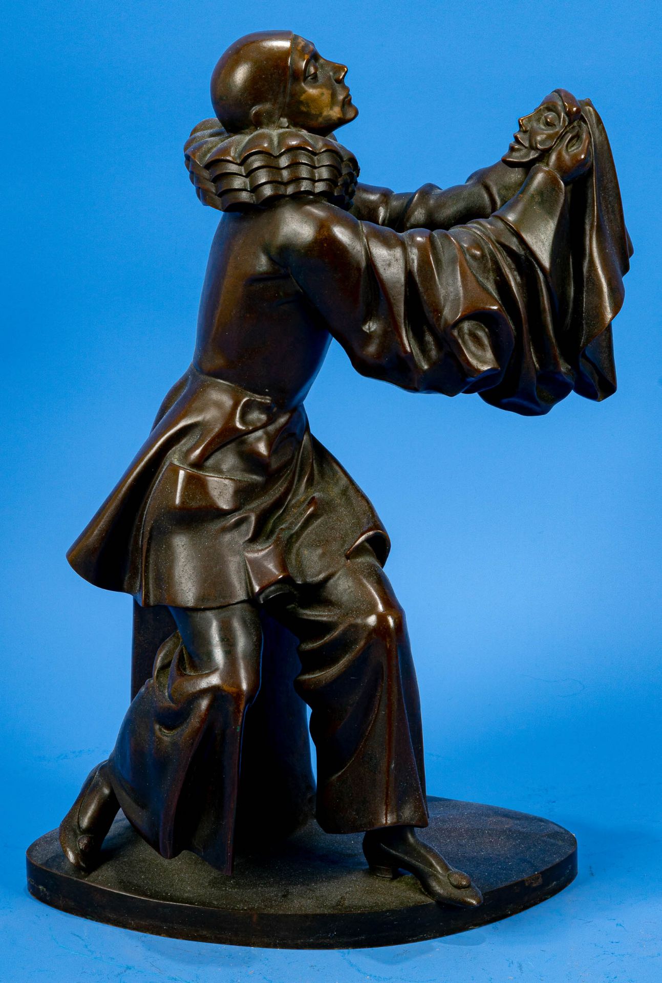 "Pierrot mit Maske" bzw. "Bajazzo mit Maske", bräunlich patinierte Bronze, Figur auf spitz-ovalem S