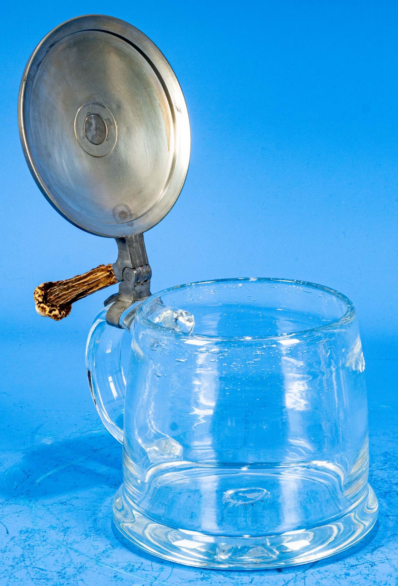 Jagdlicher Glas-Deckelhumpen, wohl Mitte 20. Jhdt., farbloses, dickwandiges Klarglas mit hornbesetz - Image 3 of 6
