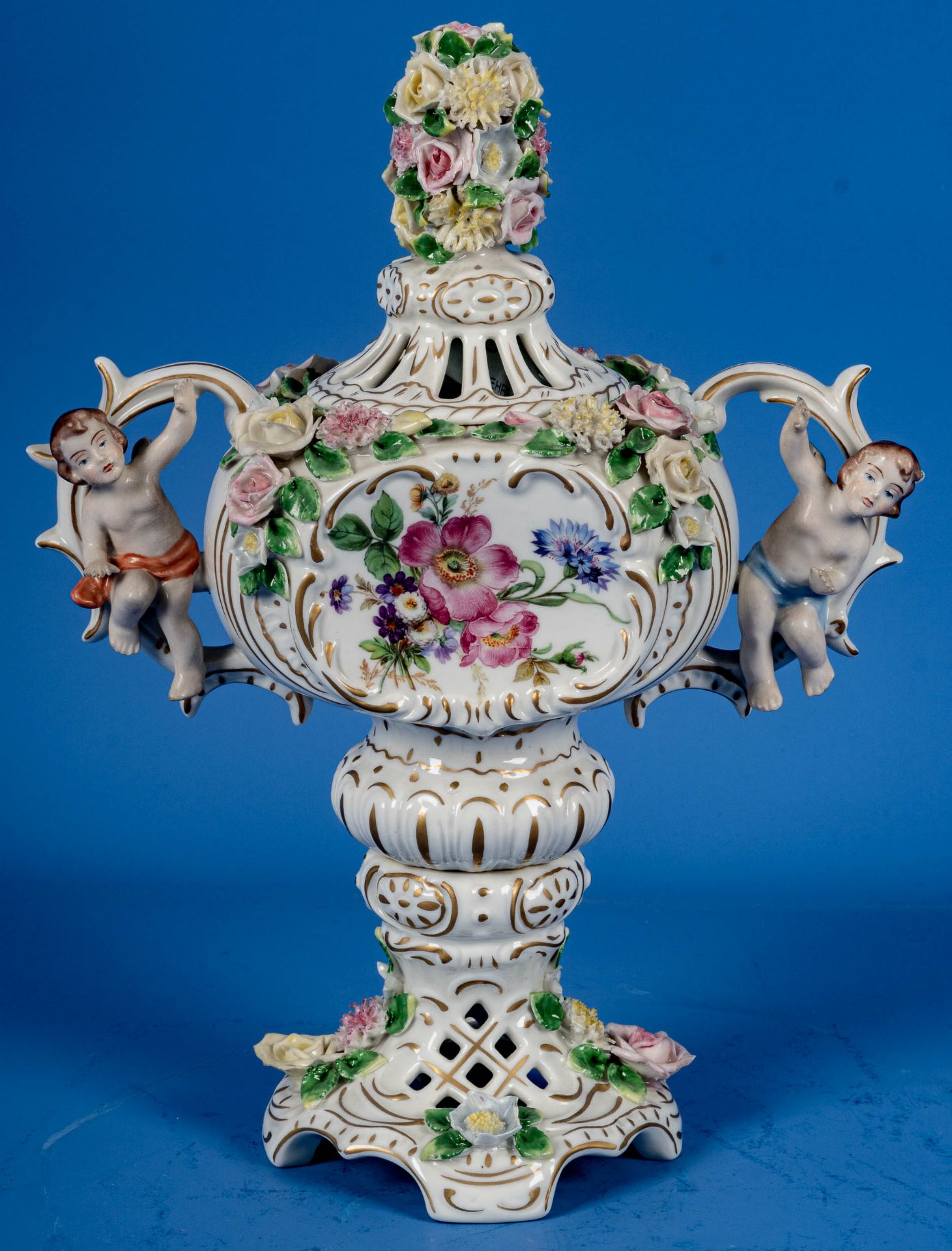 Dekorative Potpourri-Tischvase mit Putti-Dekor, mehrteiliger, teilweise durchbrochen gearbeiteter K - Image 2 of 4