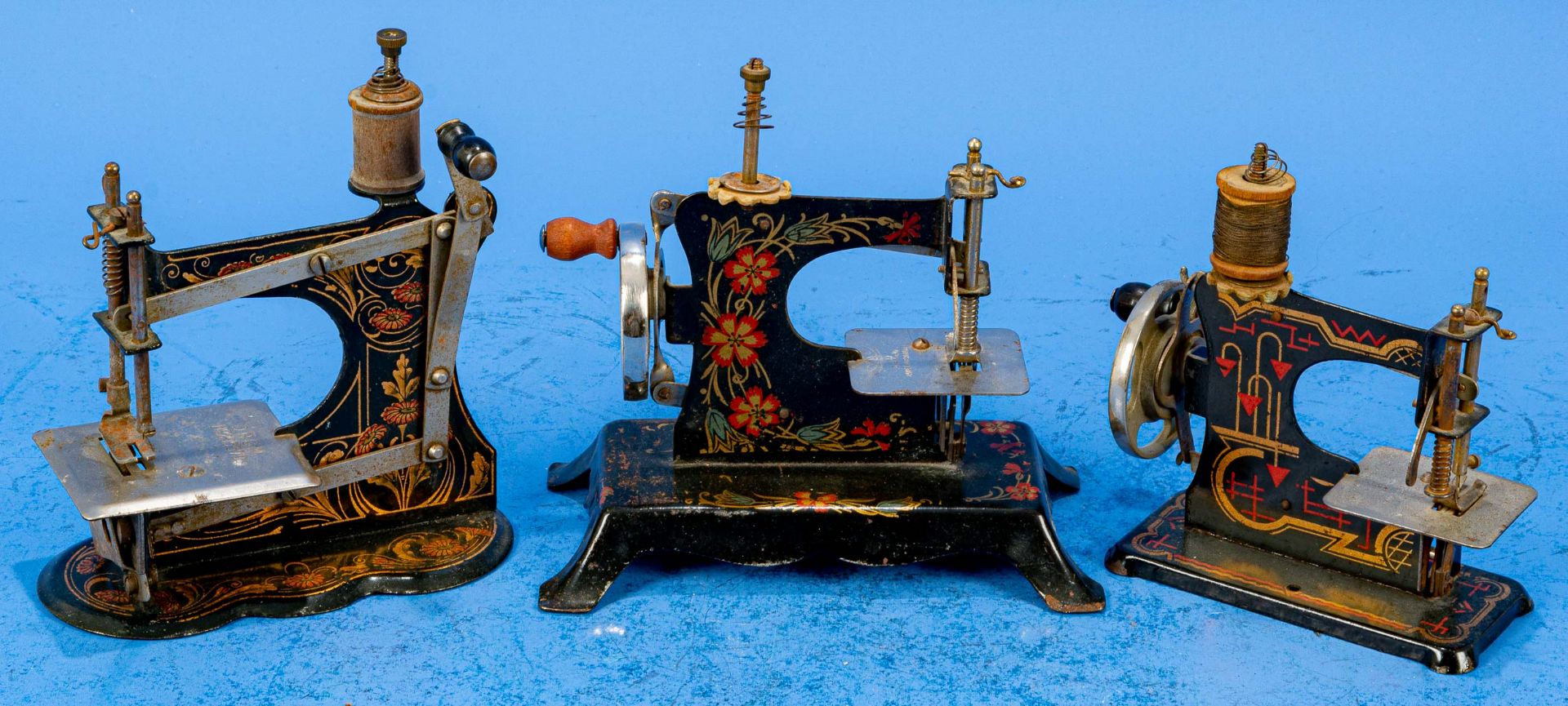 3teiliges Konvolut versch. alter/antiker Kindernähmaschinen. Versch. Alter, Größen, Hersteller und 