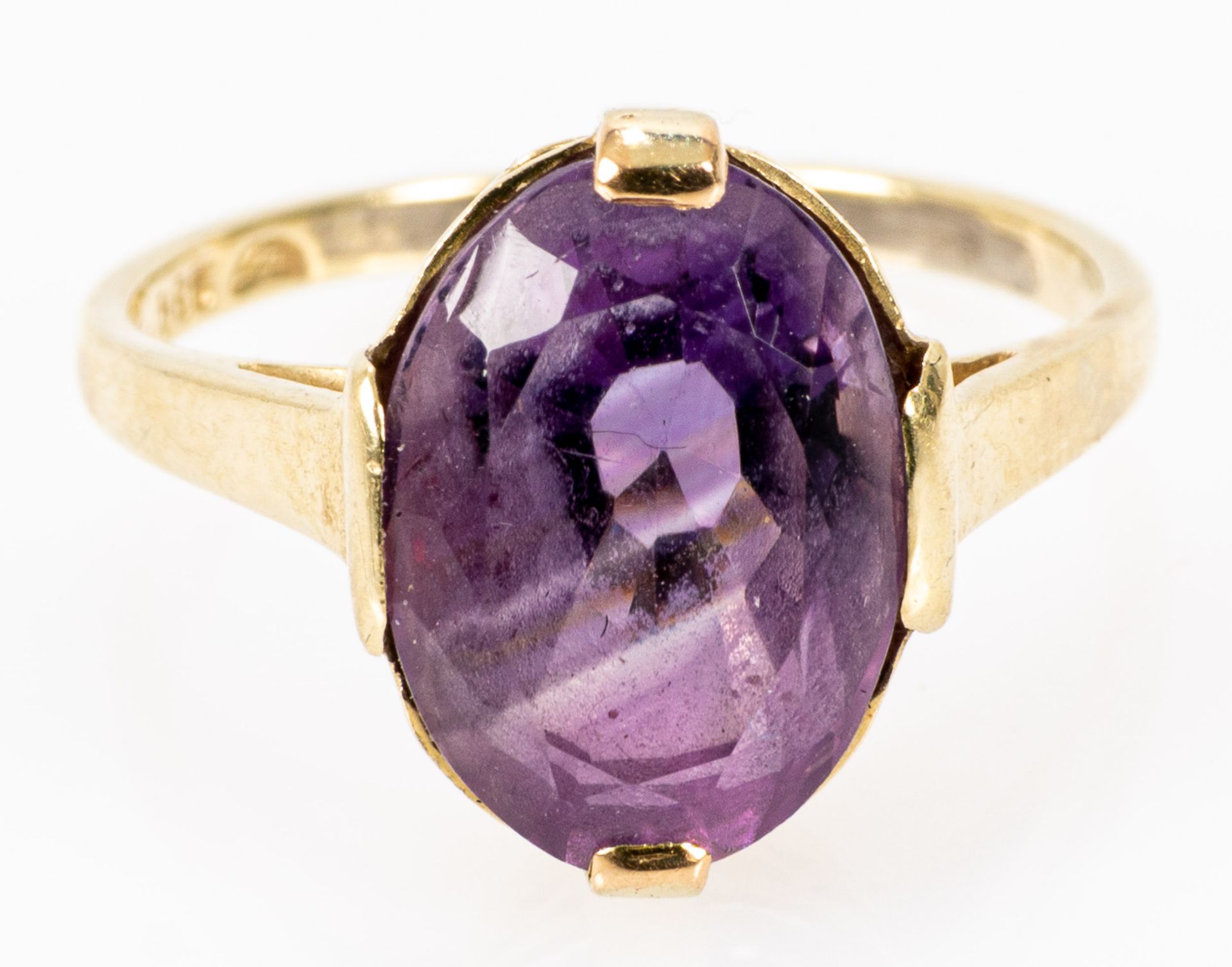 Zeitlos eleganter 585er Gelbgold-Damenfingerring, mit ovalem Amethystcabochon besetzt; Ringinnendur