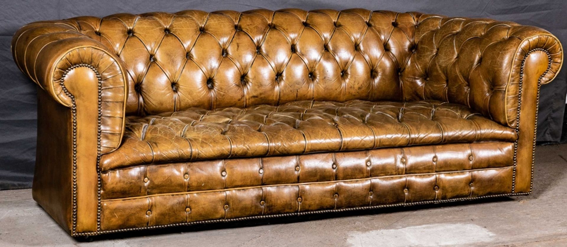 Chesterfield-Sofa, braunes Leder mit typischer Knopfheftung; guter, gebrauchter, unperfekter Erhalt - Image 7 of 12