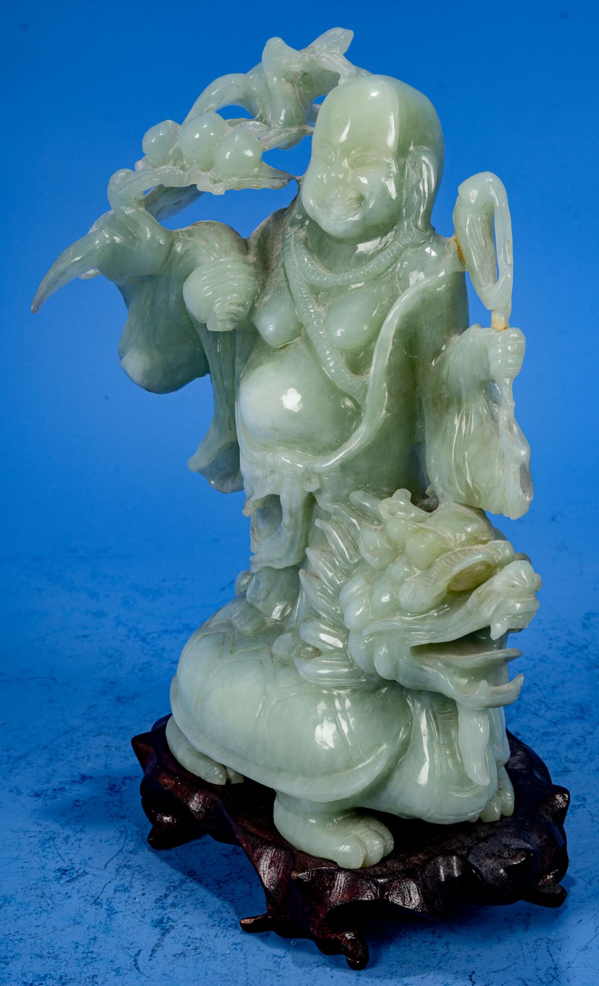 "Buddha auf Drachenkopf-Schildkröte", aus hellgrüner Jade gearbeitete, stehende Figur auf hölzernem - Bild 5 aus 11