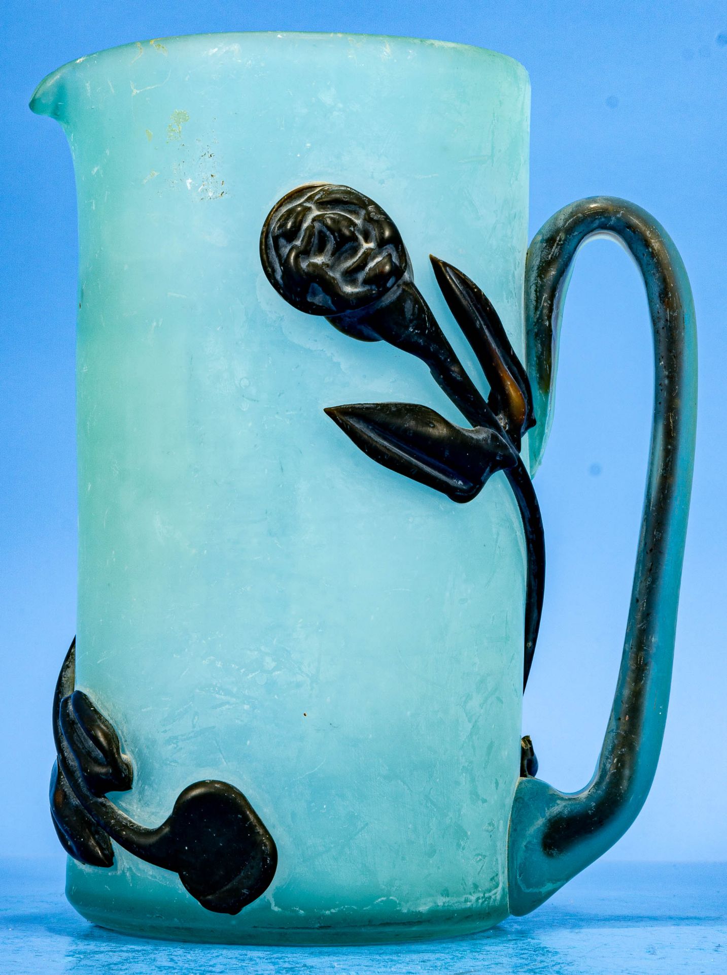 Schenkkanne, mattiertes, grünliches Glas mit aufgeschmolzenem Blätter & Blüten-Dekor, angesetzter H - Image 2 of 6