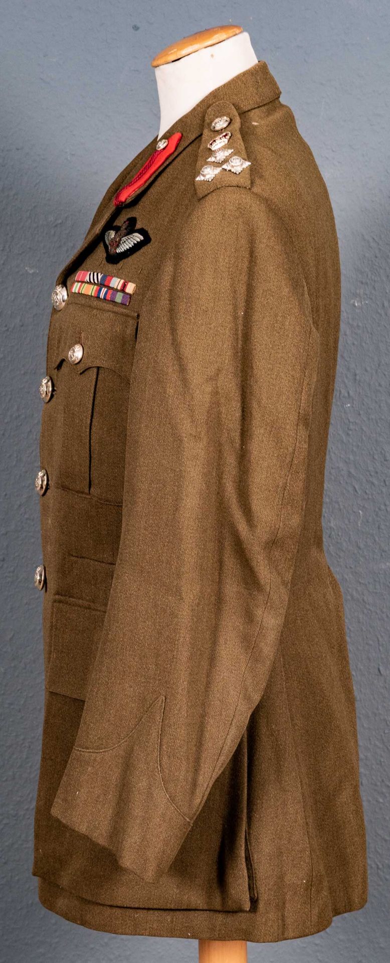 Uniformjacke eines britischen Offiziers, khaki-farbig mit diversen Schulterstückabzeichen, Kragensp - Image 7 of 9
