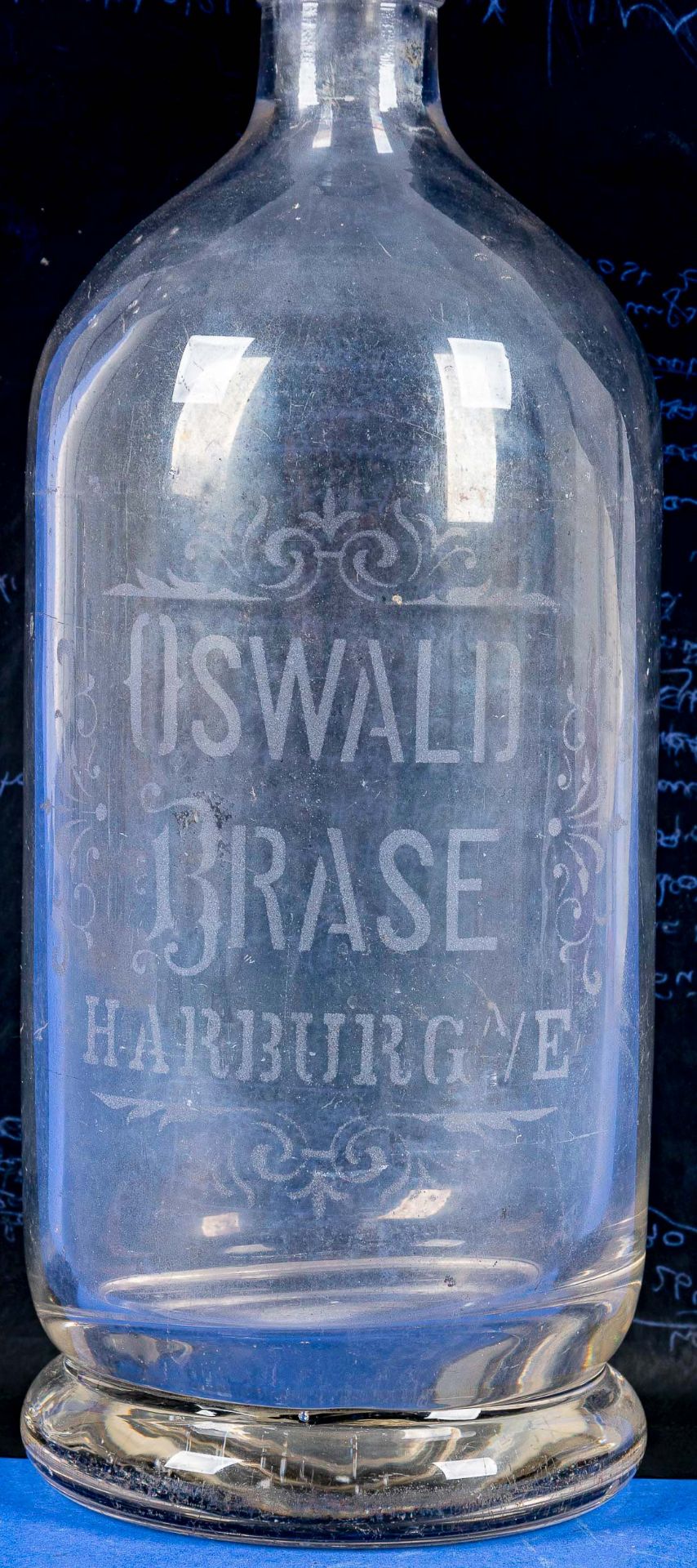 Antike Glasflasche, farbloses, dickwandiges Glas, frontal bez.: Oswald Brase Harburg a./E. Höhe ca.