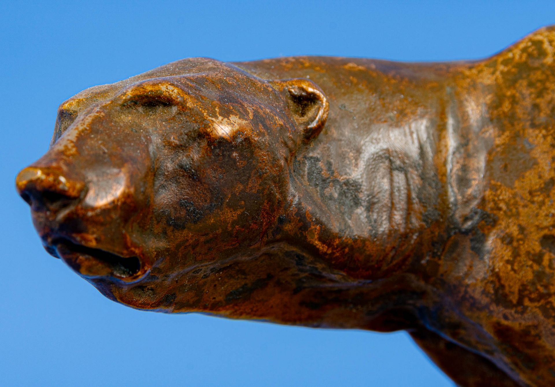 "Schreitender Eisbär" auf naturalistisch gestaltetem Steinsockel, bräunlich bronzierter Metallguss  - Bild 9 aus 12