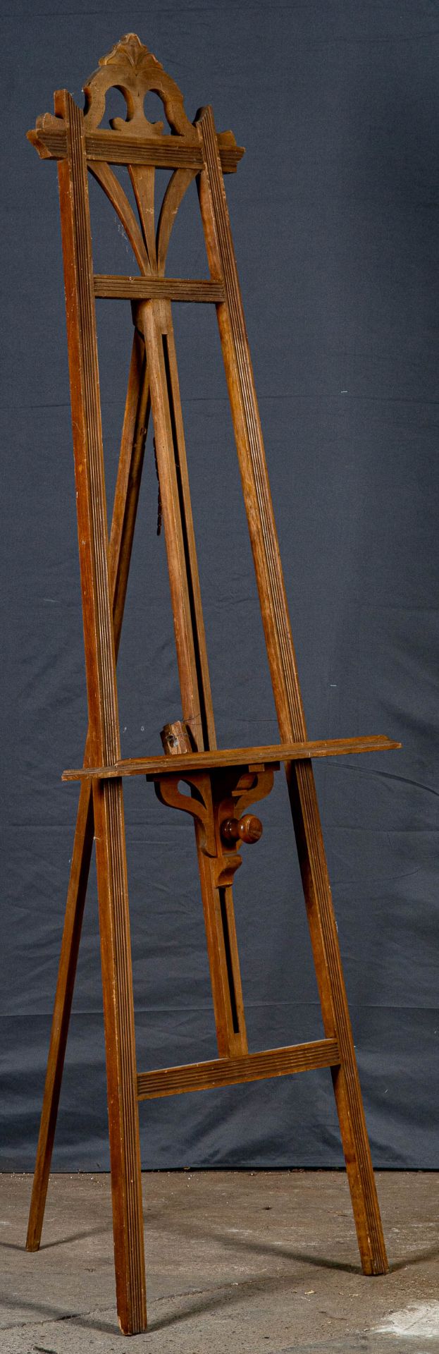 Antike Staffelei, Jugendstil um 1900/20, nussbaumfarbiges Holz, teilweise sichtbarer (aktiver?) Sch - Image 2 of 9
