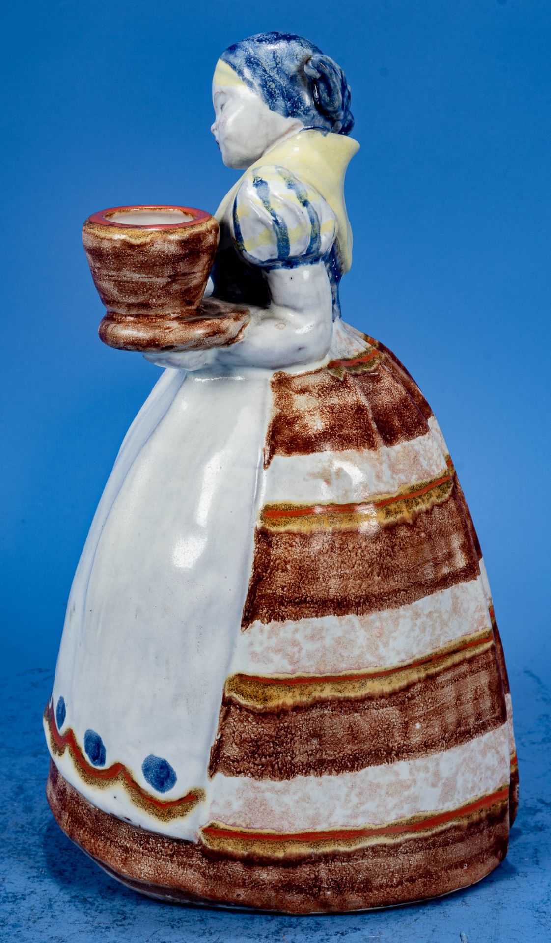 Hohl gearbeitete Fayence-Figur eines holländischen Mädchens, eine topfähnliche Kerzenfassung tragen - Image 4 of 8