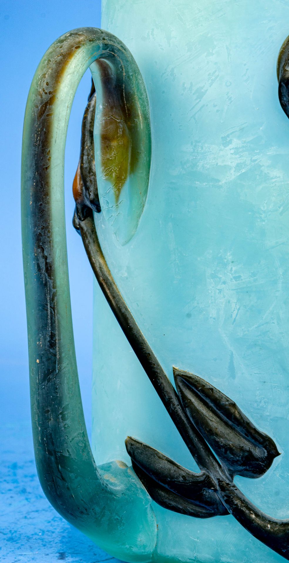 Schenkkanne, mattiertes, grünliches Glas mit aufgeschmolzenem Blätter & Blüten-Dekor, angesetzter H - Image 5 of 6