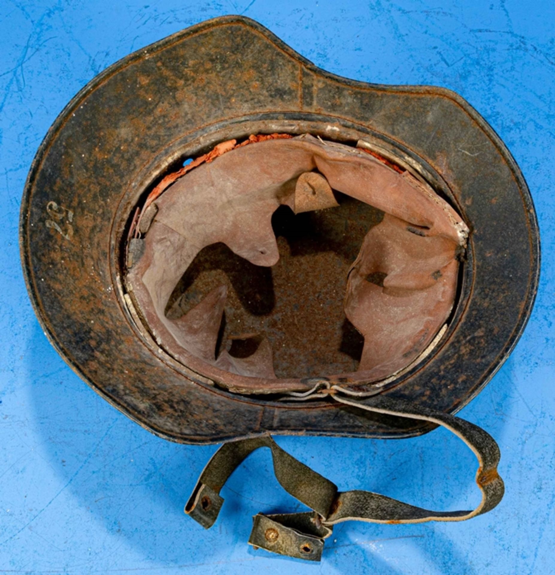 "LUFTSCHUTZ"-Stahlhelm, Dachboden-/Kellerfund, starke Korrosionspuren, Größe 57, Fundzustand. - Image 8 of 9