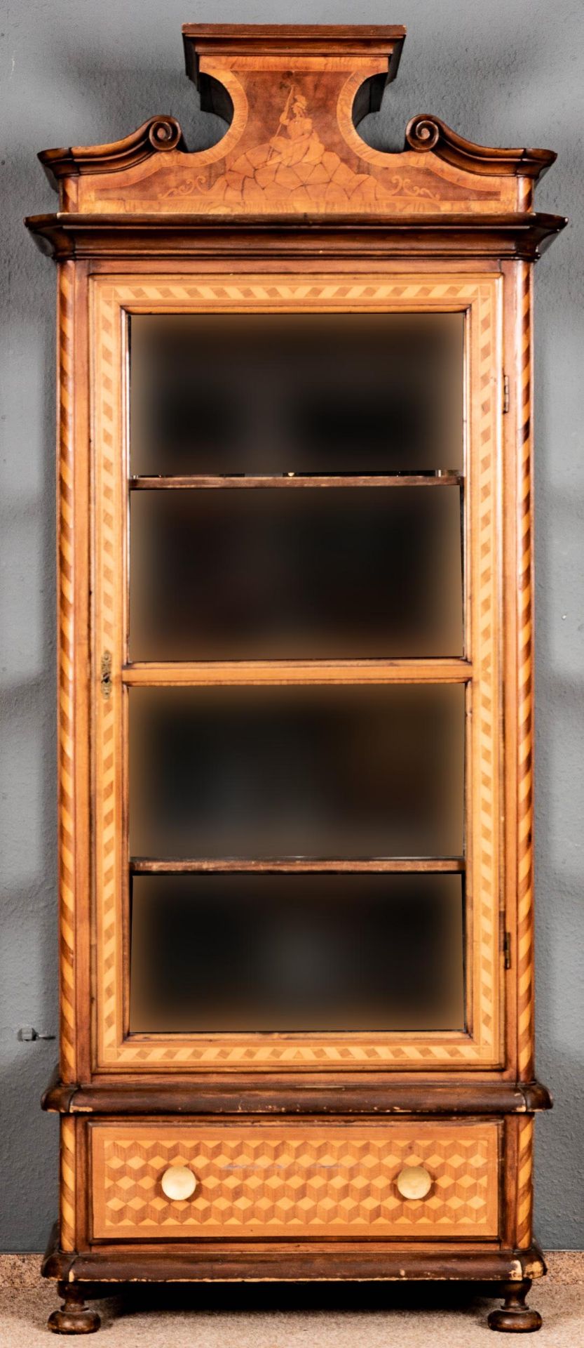 Außergewöhnlicher Vitrinenschrank, Historismus deutsch um 1860, schmaler, 3seitig verglaster Glassc