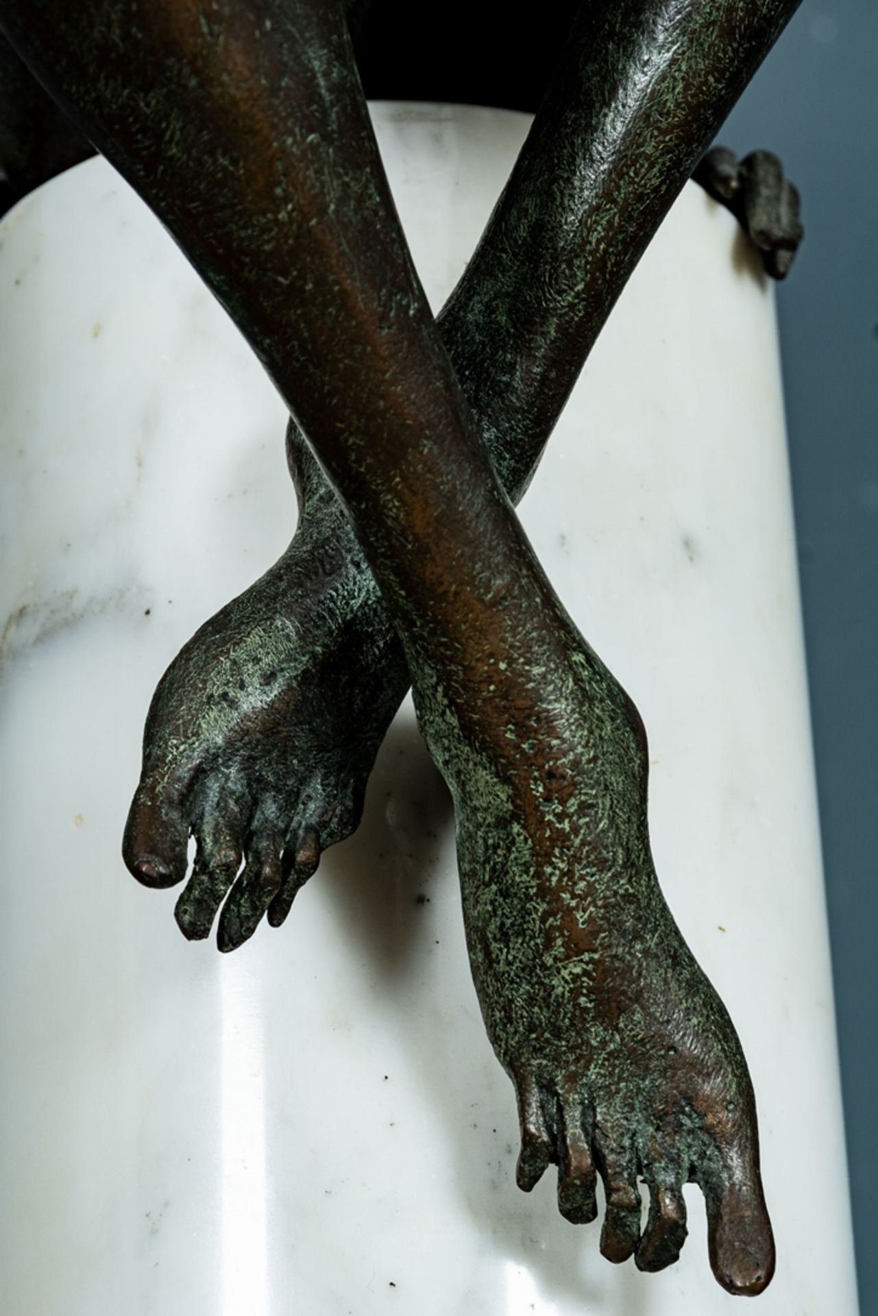 "Nude Lady on a column" - Erotische Bronze des Sergio Capellini. Grün-gräulich patinierter sitzende - Image 16 of 16