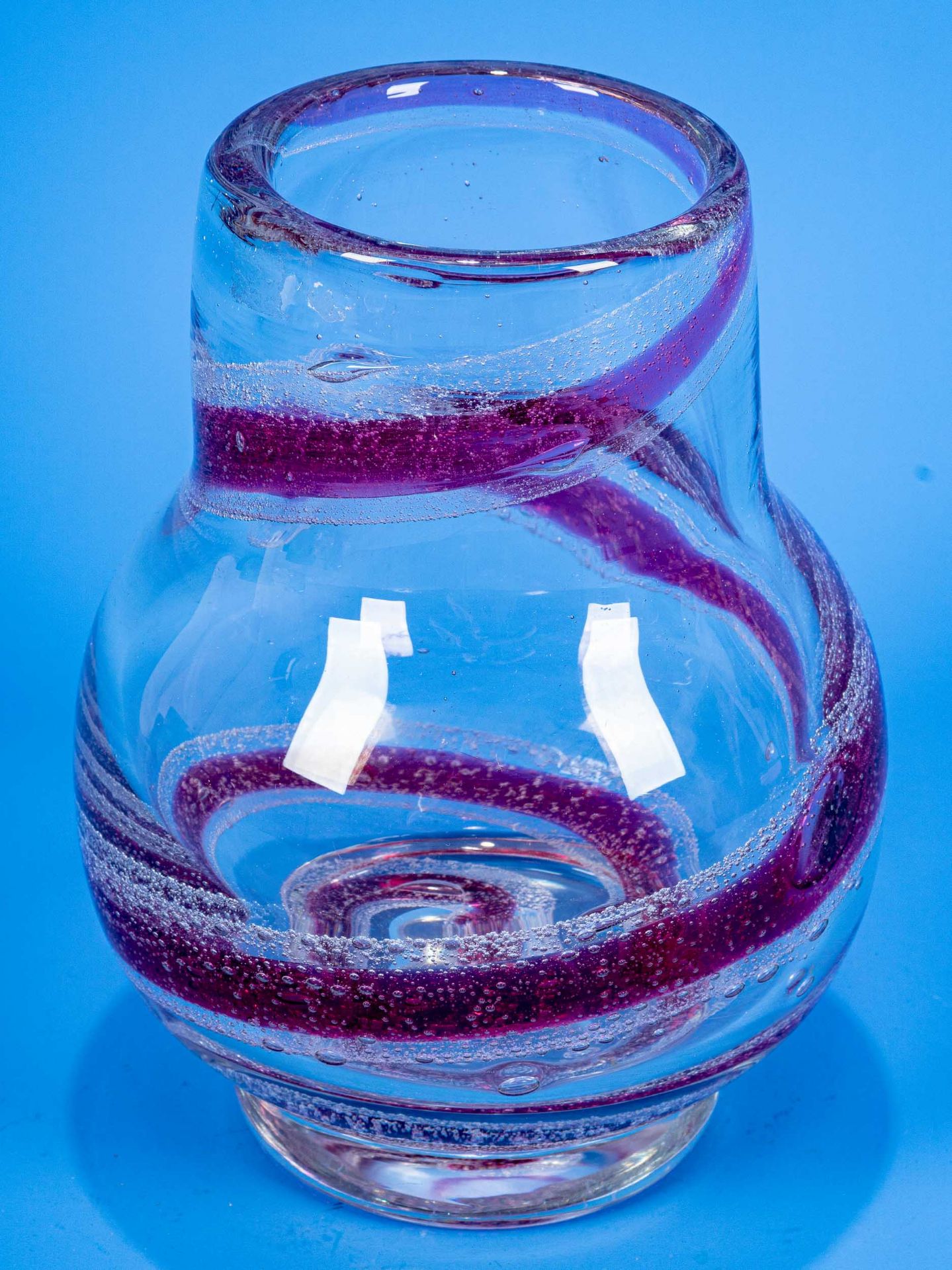 Birnenförmige Glasvase, dickwandiges, farbloses Glas mit rot-violettem eingeschmolzenem Banddekor; - Image 2 of 5